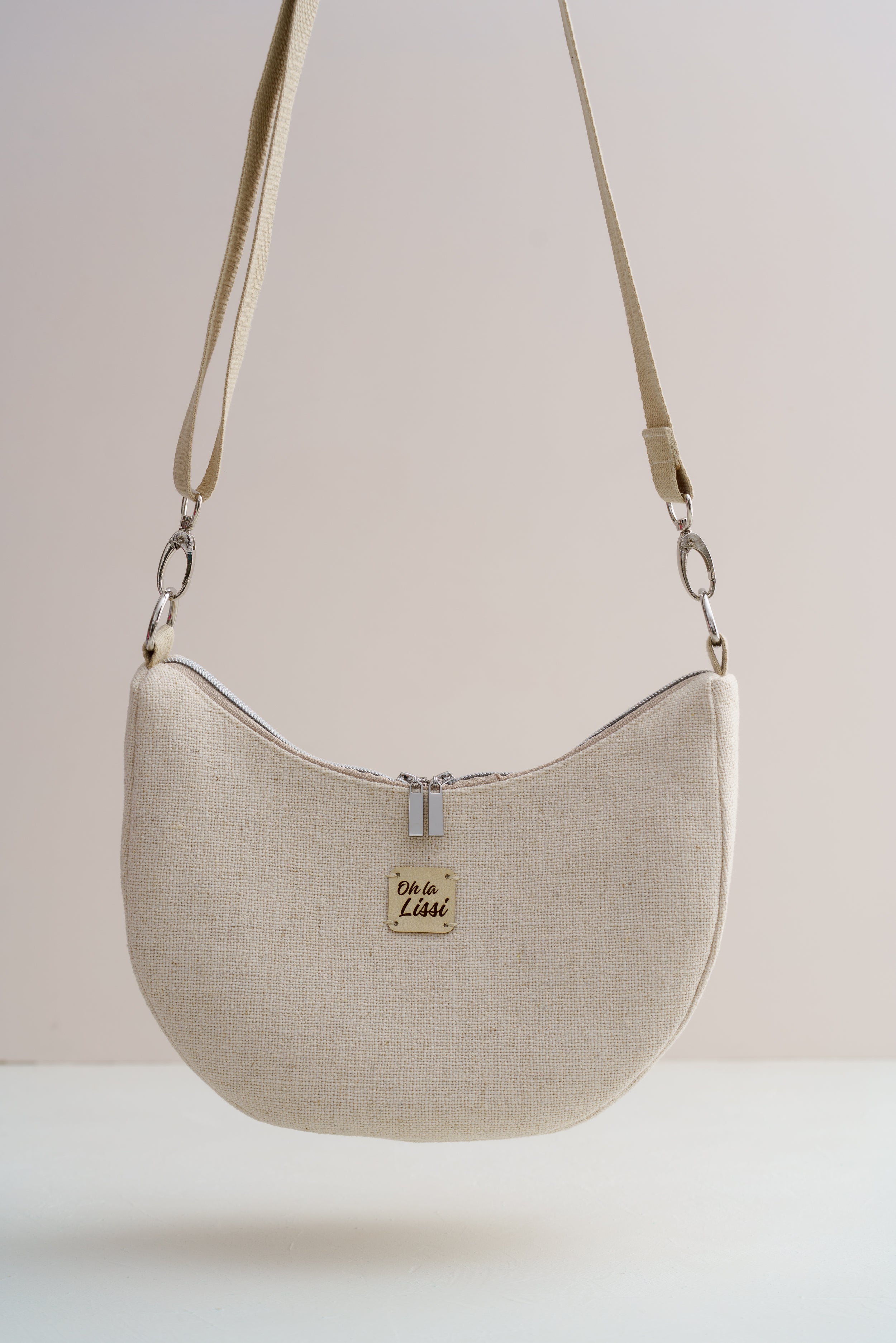 Handgenähte Half Moon Bag in Beige – Elegante Umhängetasche aus Strukturstoff