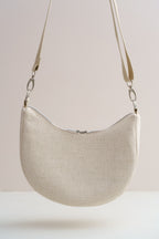 Handgenähte Half Moon Bag in Beige – Elegante Umhängetasche aus Strukturstoff