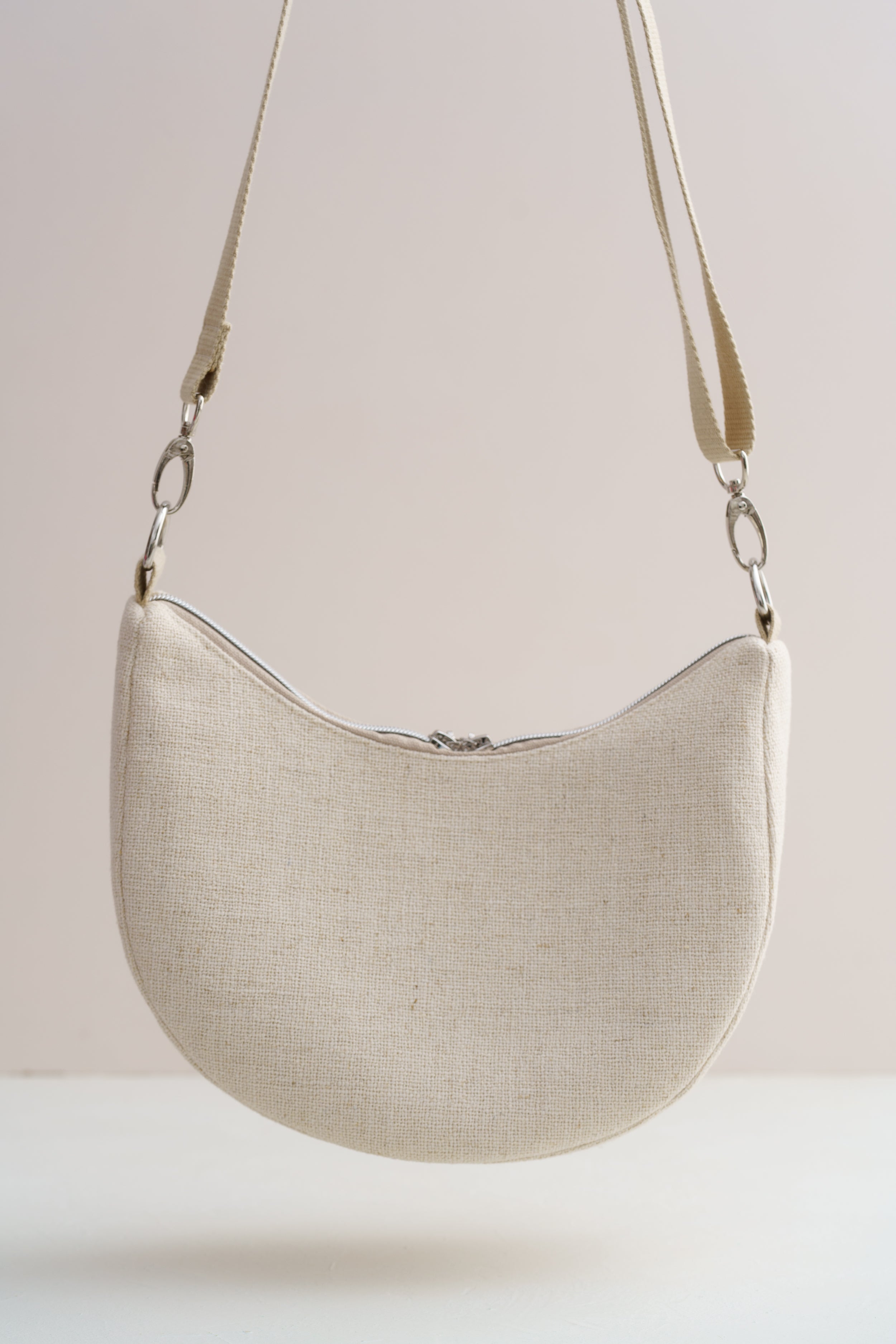 Handgenähte Half Moon Bag in Beige – Elegante Umhängetasche aus Strukturstoff