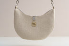 Handgenähte Half Moon Bag in Beige – Elegante Umhängetasche aus Strukturstoff