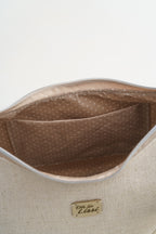 Handgenähte Half Moon Bag in Beige – Elegante Umhängetasche aus Strukturstoff