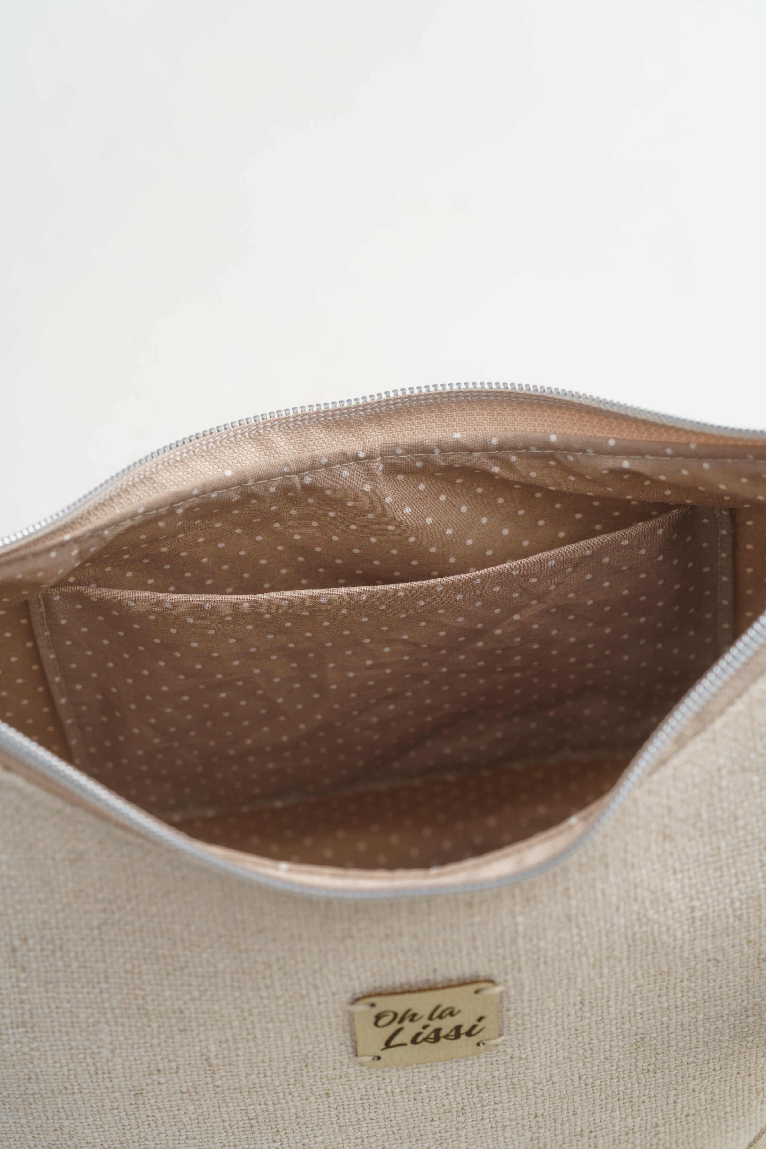Handgenähte Half Moon Bag in Beige – Elegante Umhängetasche aus Strukturstoff