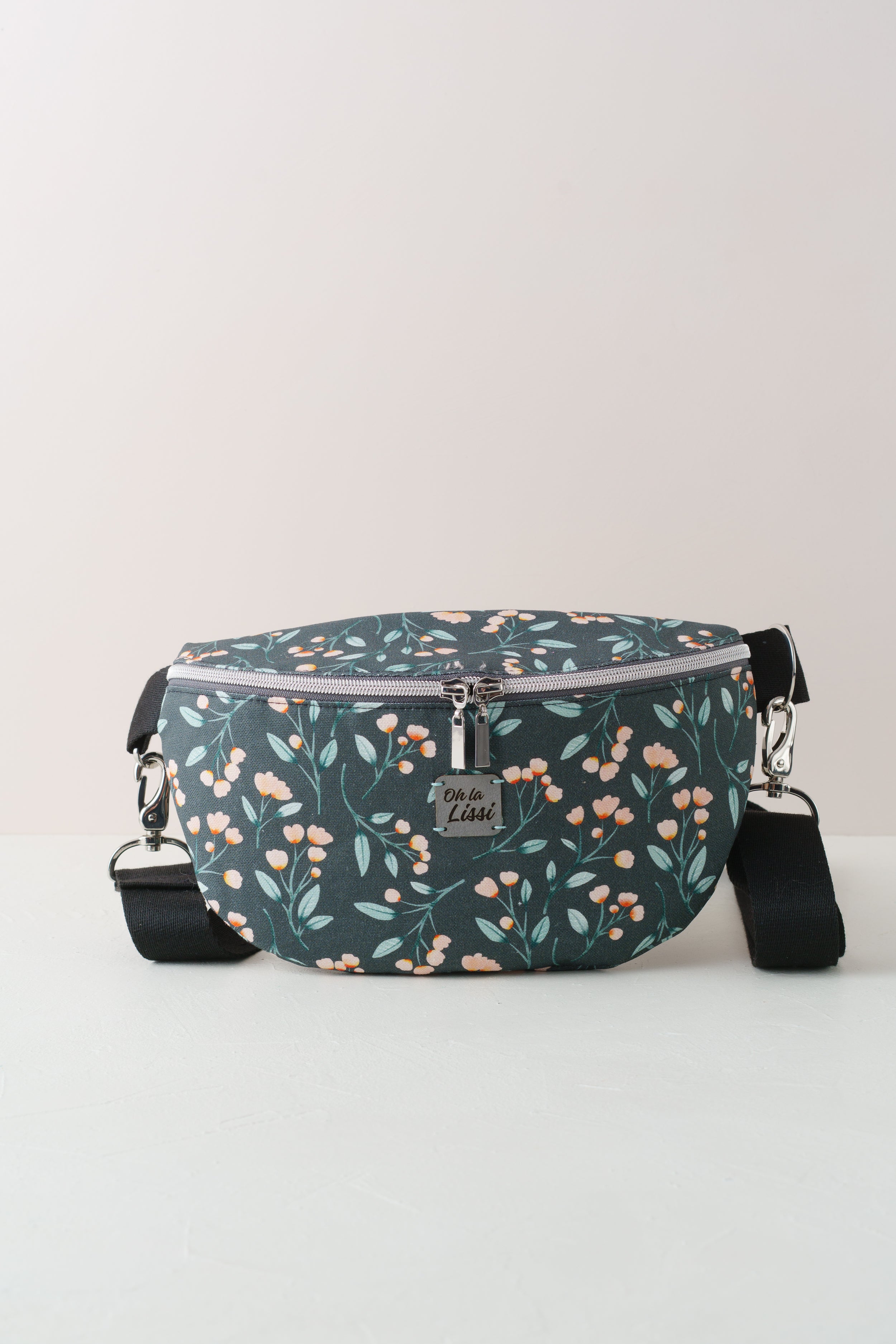 Bauchtasche mit Blütenmuster auf Schwarz handgenäht