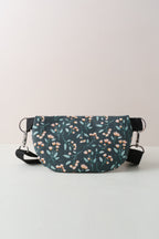 Bauchtasche mit Blütenmuster auf Schwarz handgenäht