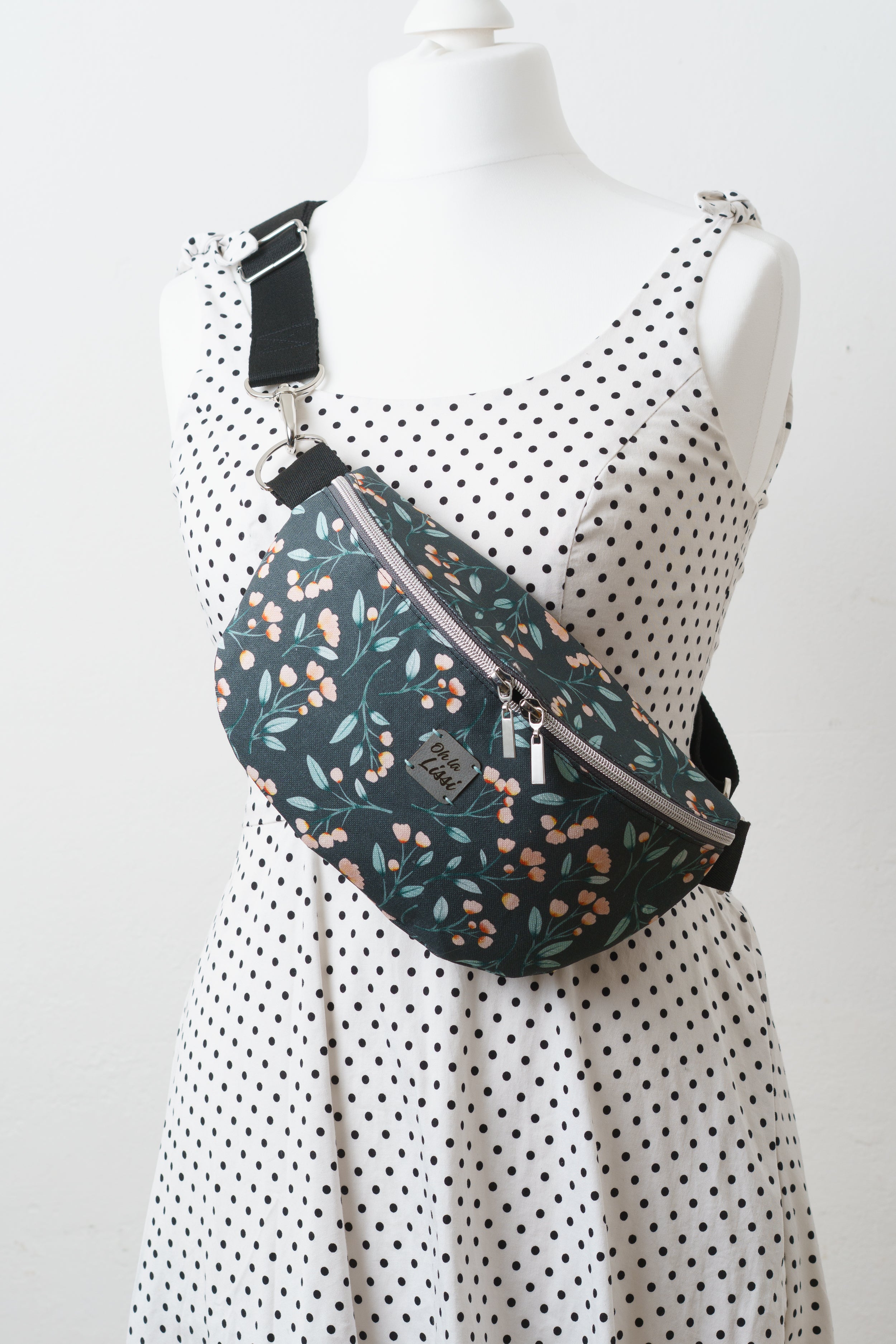 Bauchtasche mit Blütenmuster auf Schwarz handgenäht
