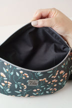 Bauchtasche mit Blütenmuster auf Schwarz handgenäht