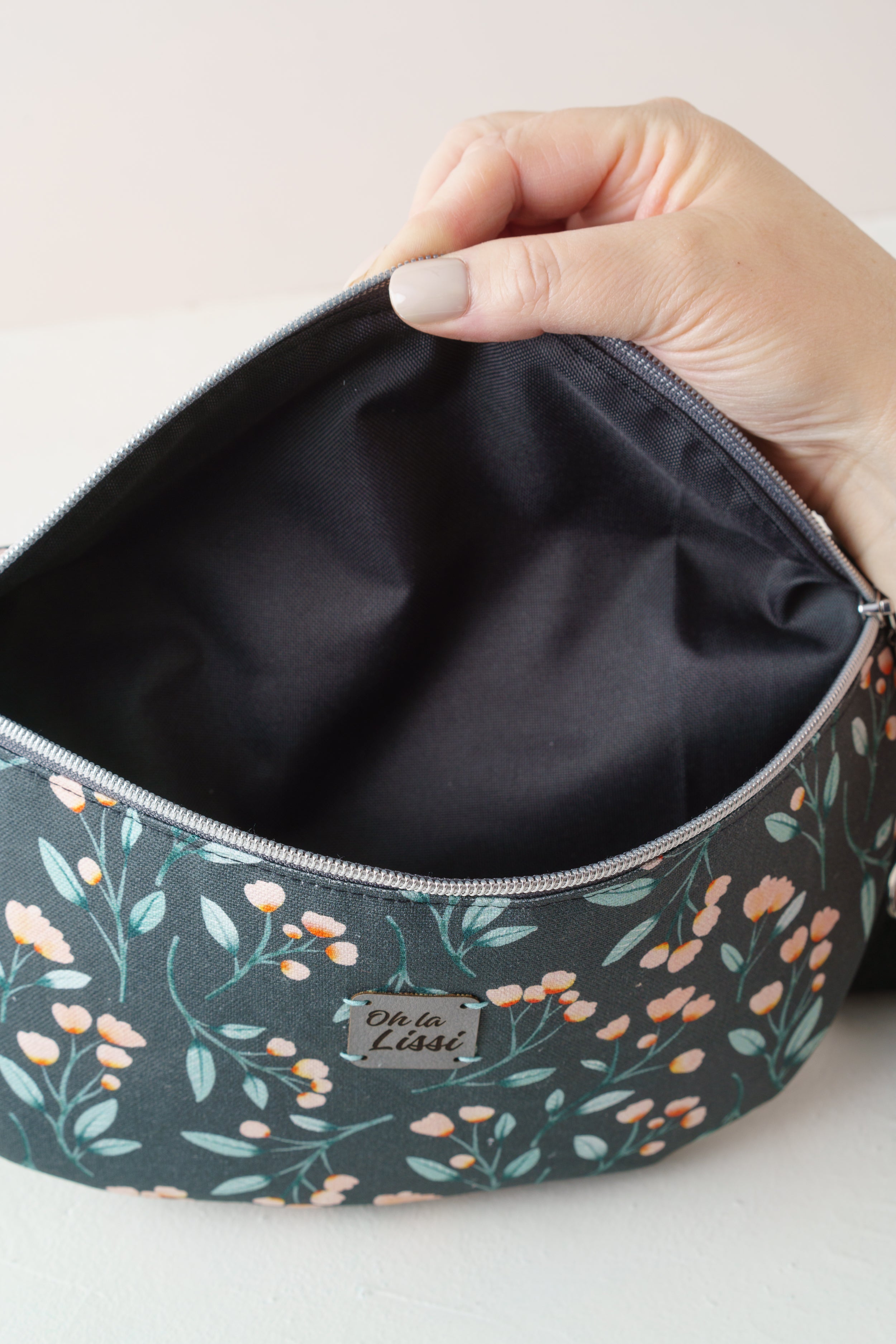 Bauchtasche mit Blütenmuster auf Schwarz handgenäht