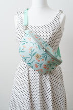 Bauchtasche mit Blütenmuster in Türkis und Rosa