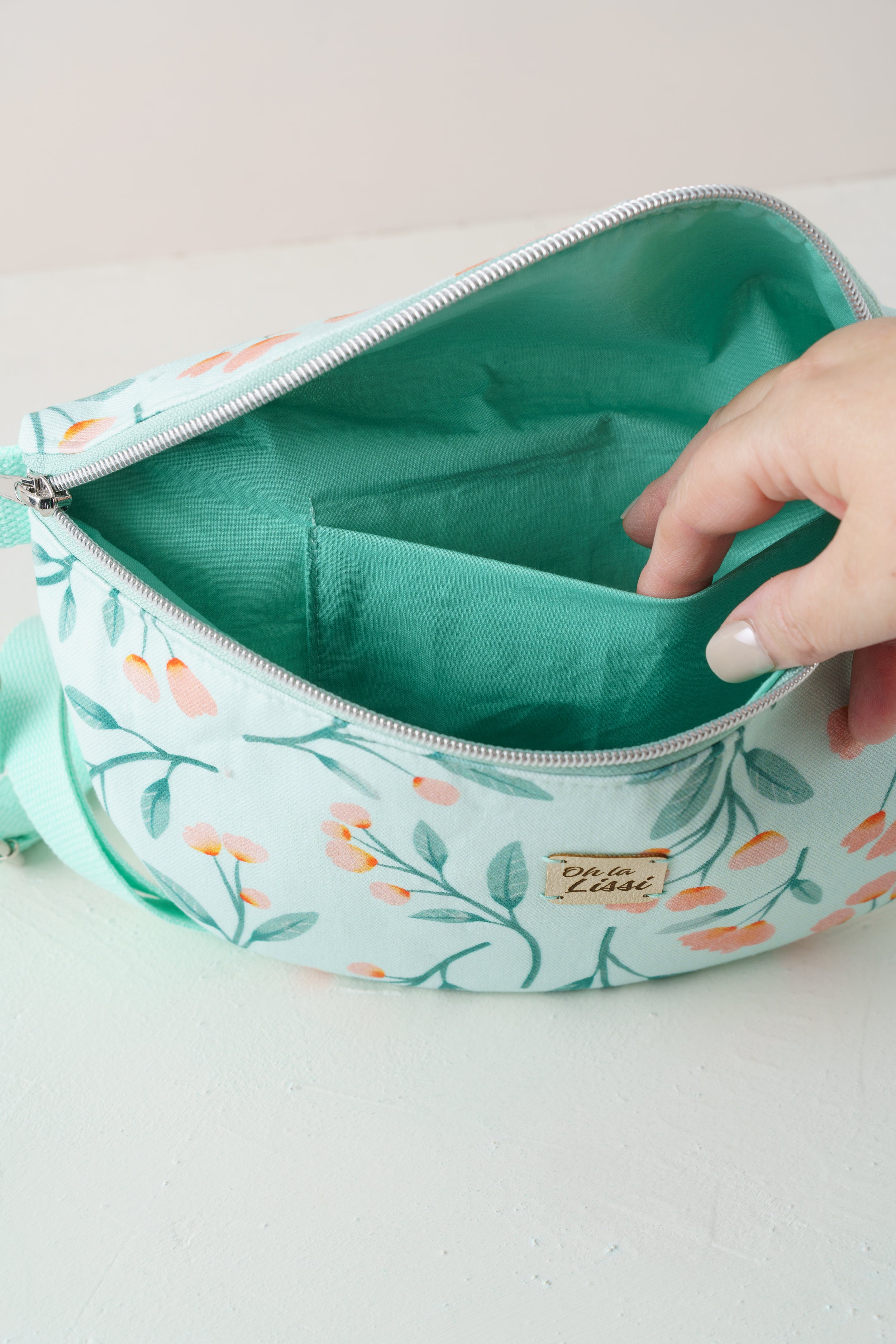 Bauchtasche mit Blütenmuster in Türkis und Rosa