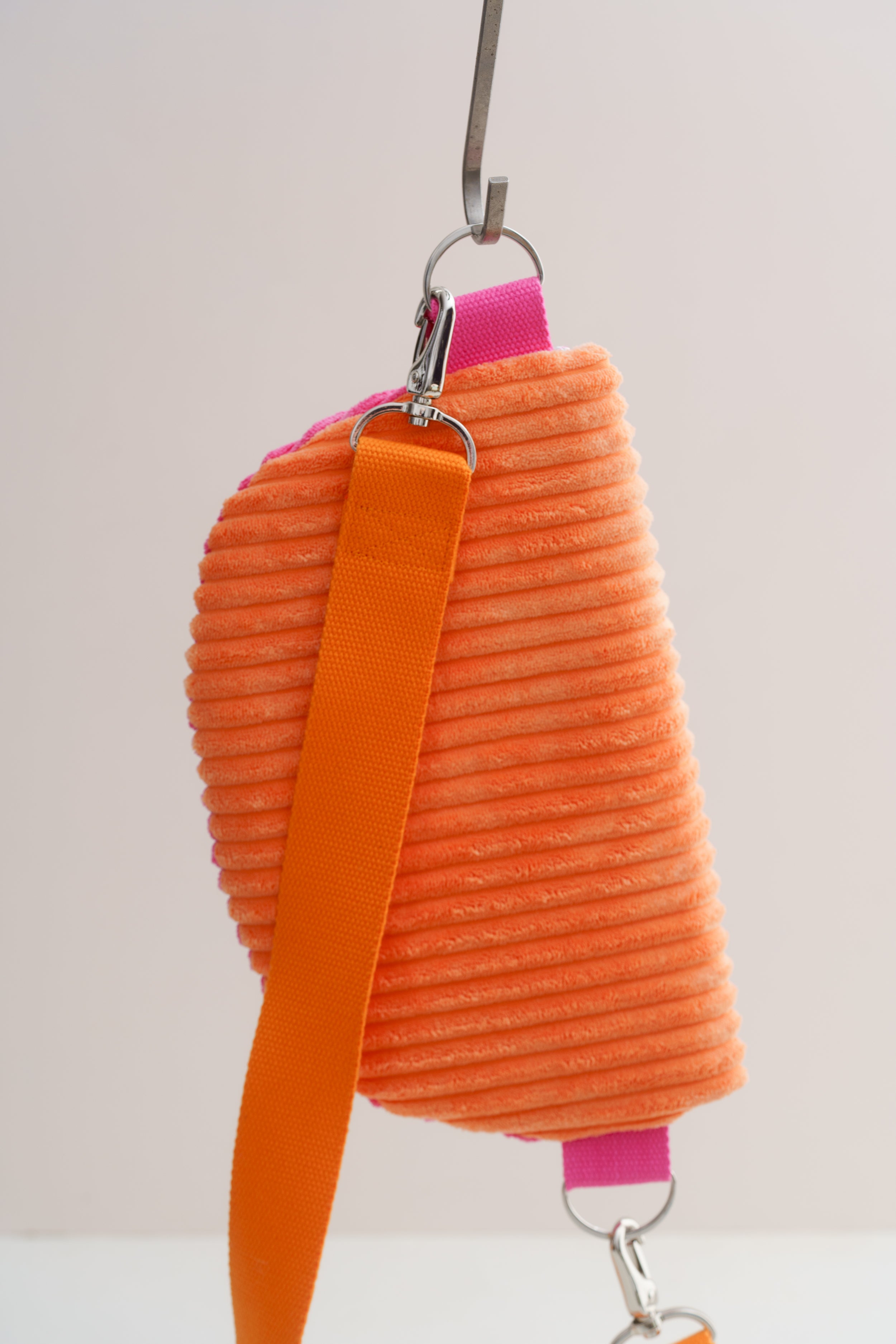 Handgenähte Crossbody Bag aus Cord in Pink und Orange