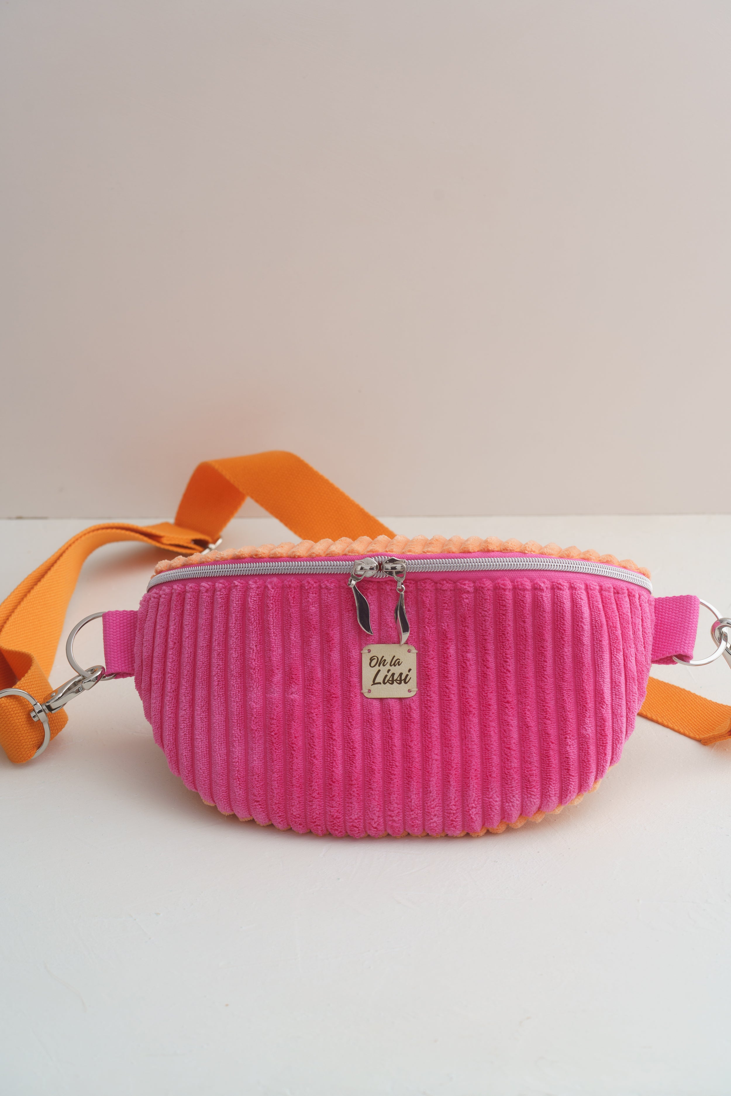 Handgenähte Crossbody Bag aus Cord in Pink und Orange