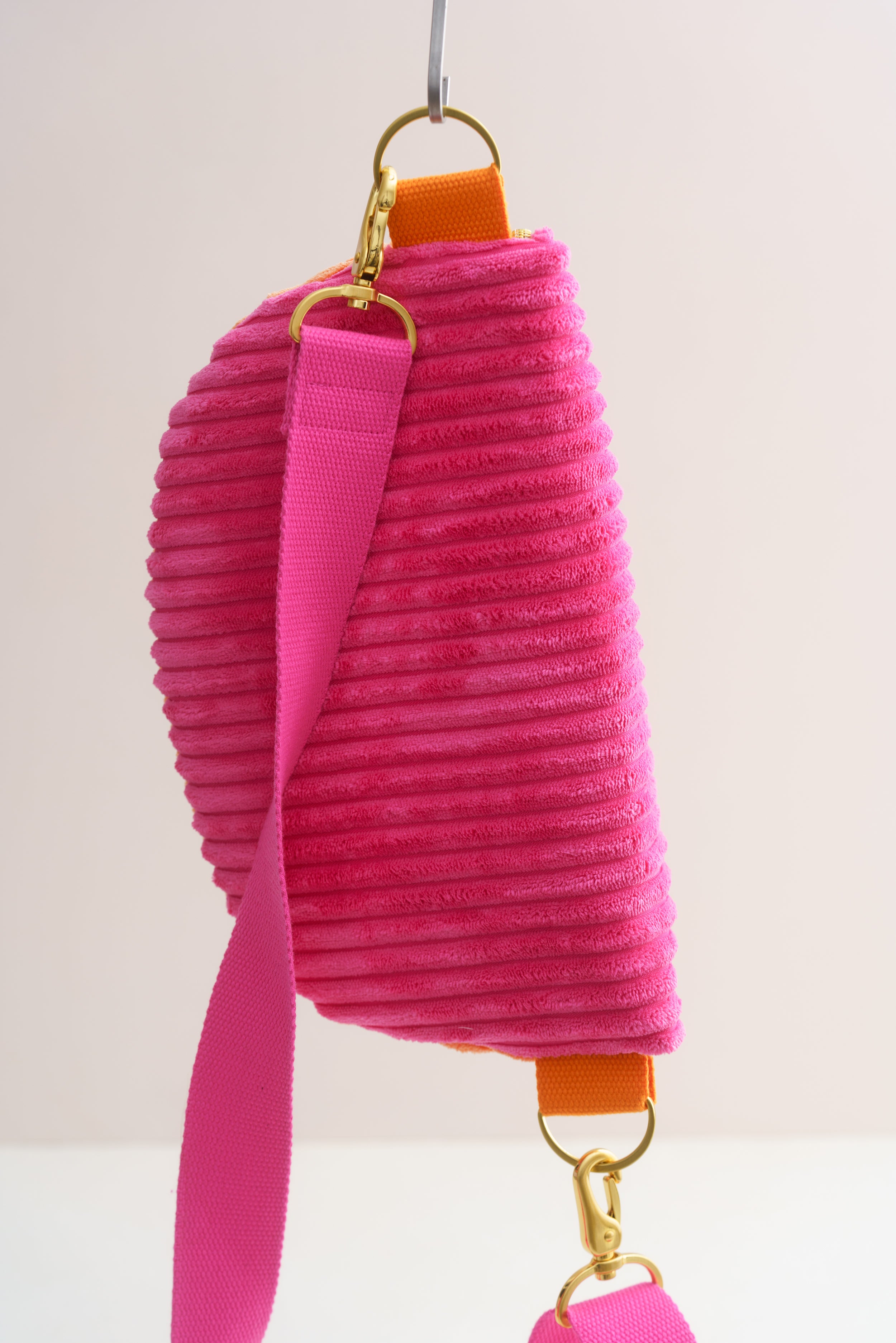 Handgenähte Crossbody Bag aus Cord in Orange und Pink