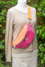 Handgenähte Crossbody Bag aus Cord in Pink und Orange