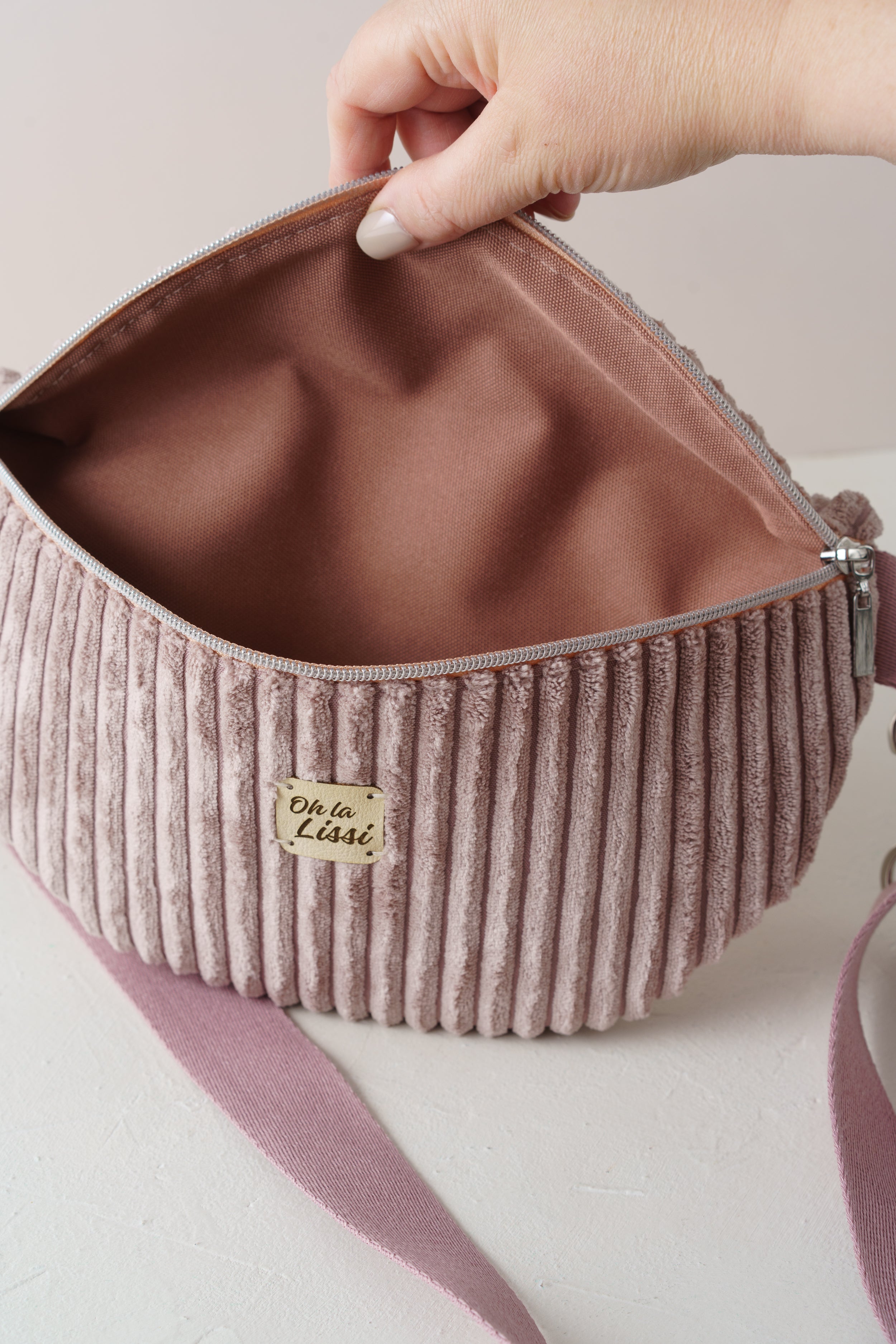 Bauchtasche aus altrosa Cord handgenäht