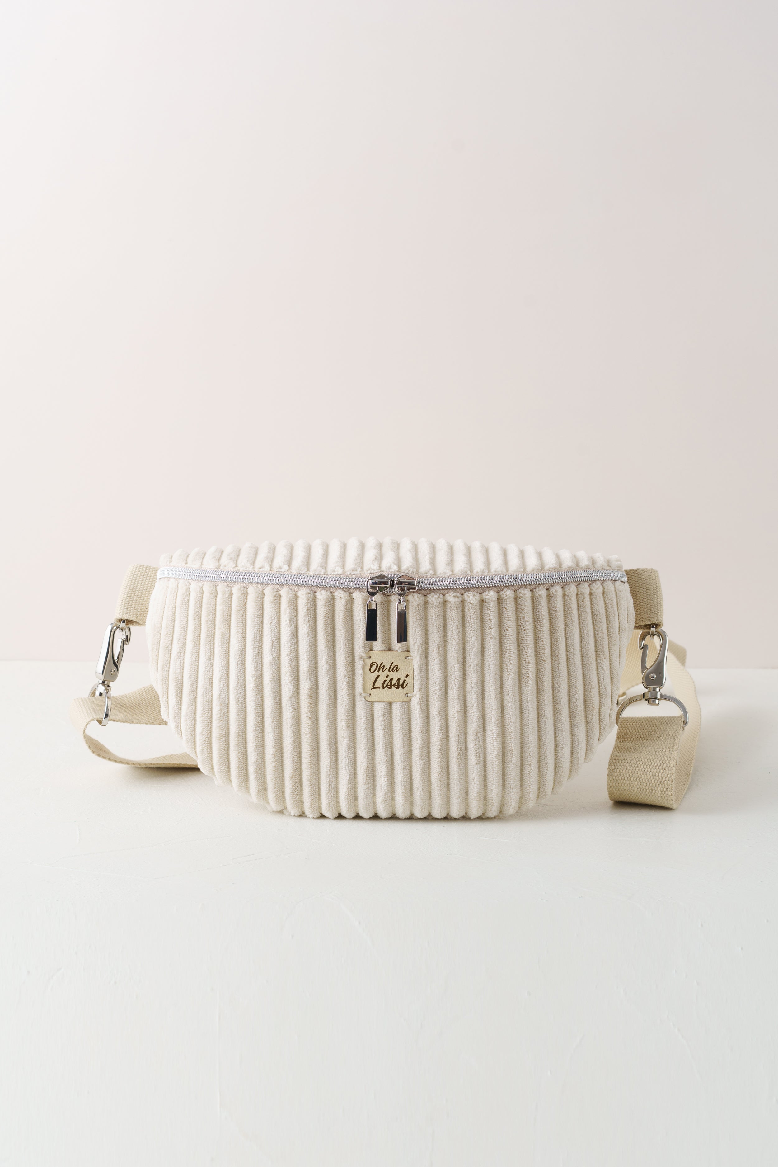 Bauchtasche aus beigem Cord handgenäht