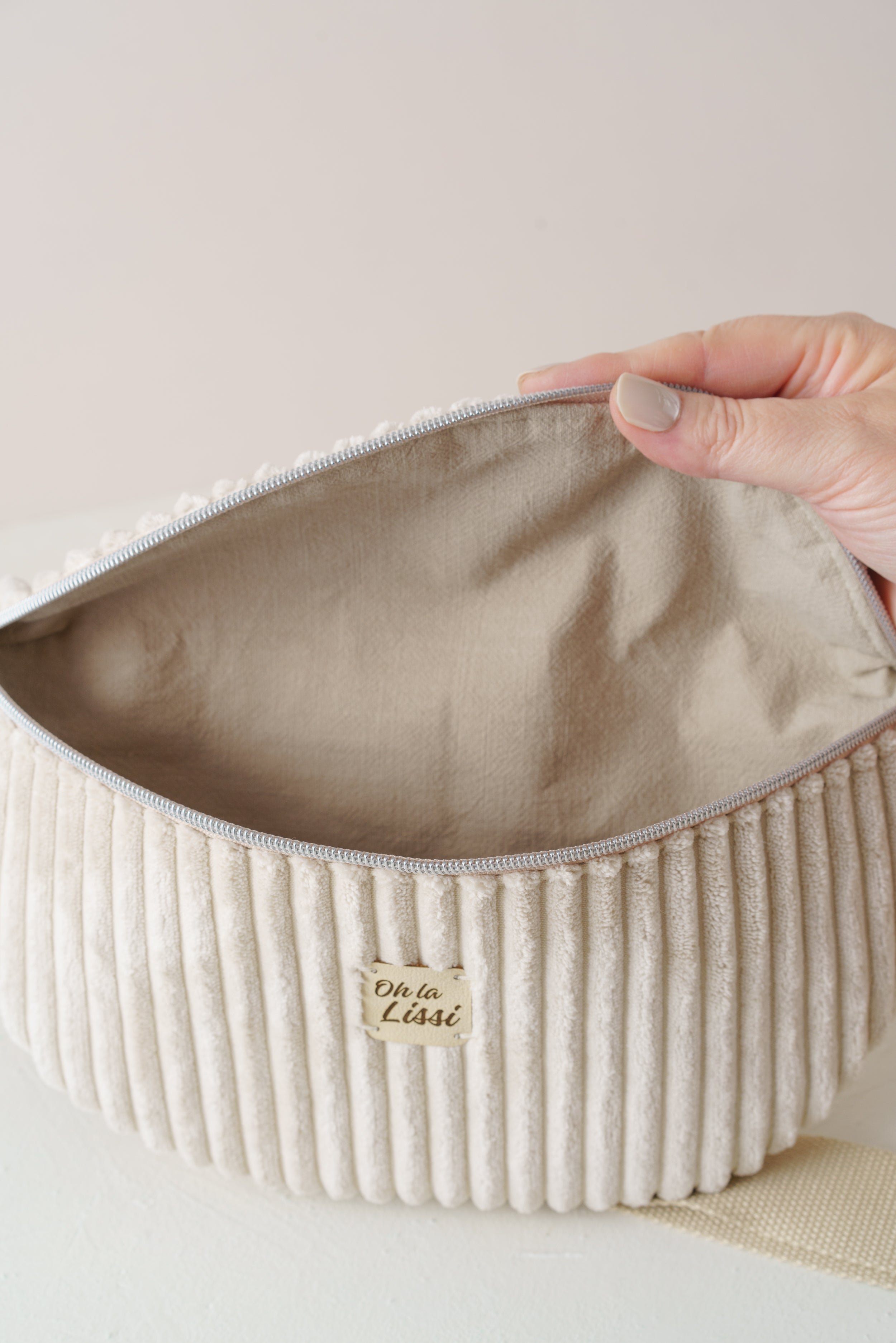 Bauchtasche aus beigem Cord handgenäht
