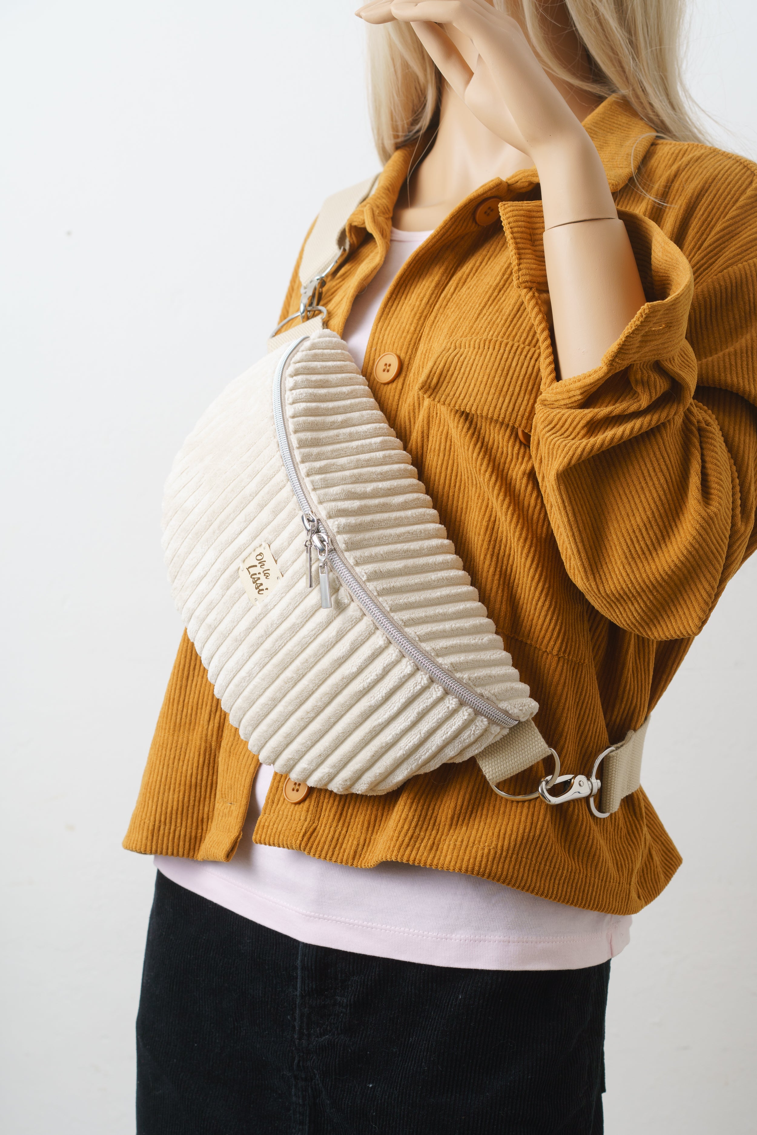 Bauchtasche aus beigem Cord handgenäht