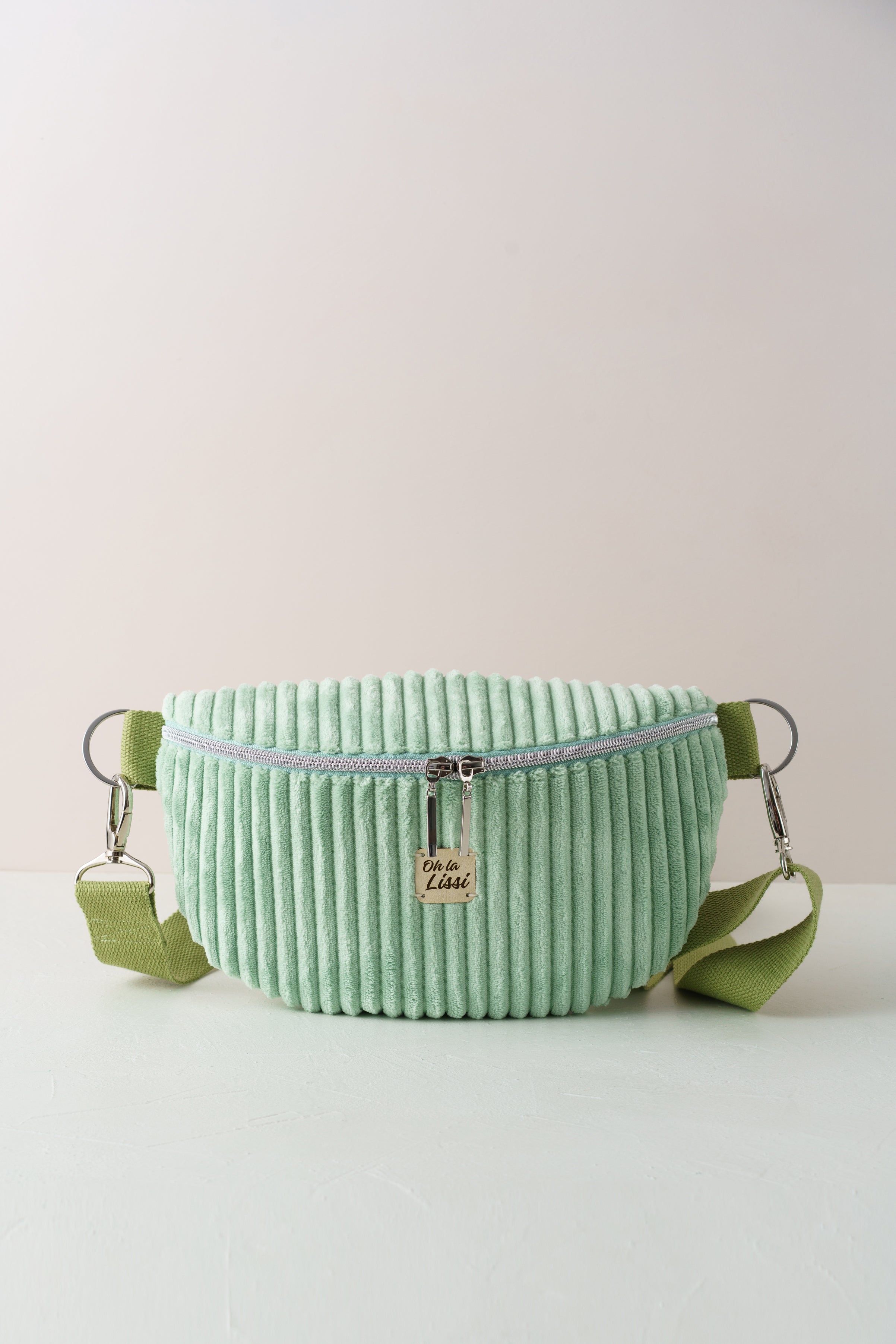 Hellgrüne Bauchtasche aus Cord handgenäht
