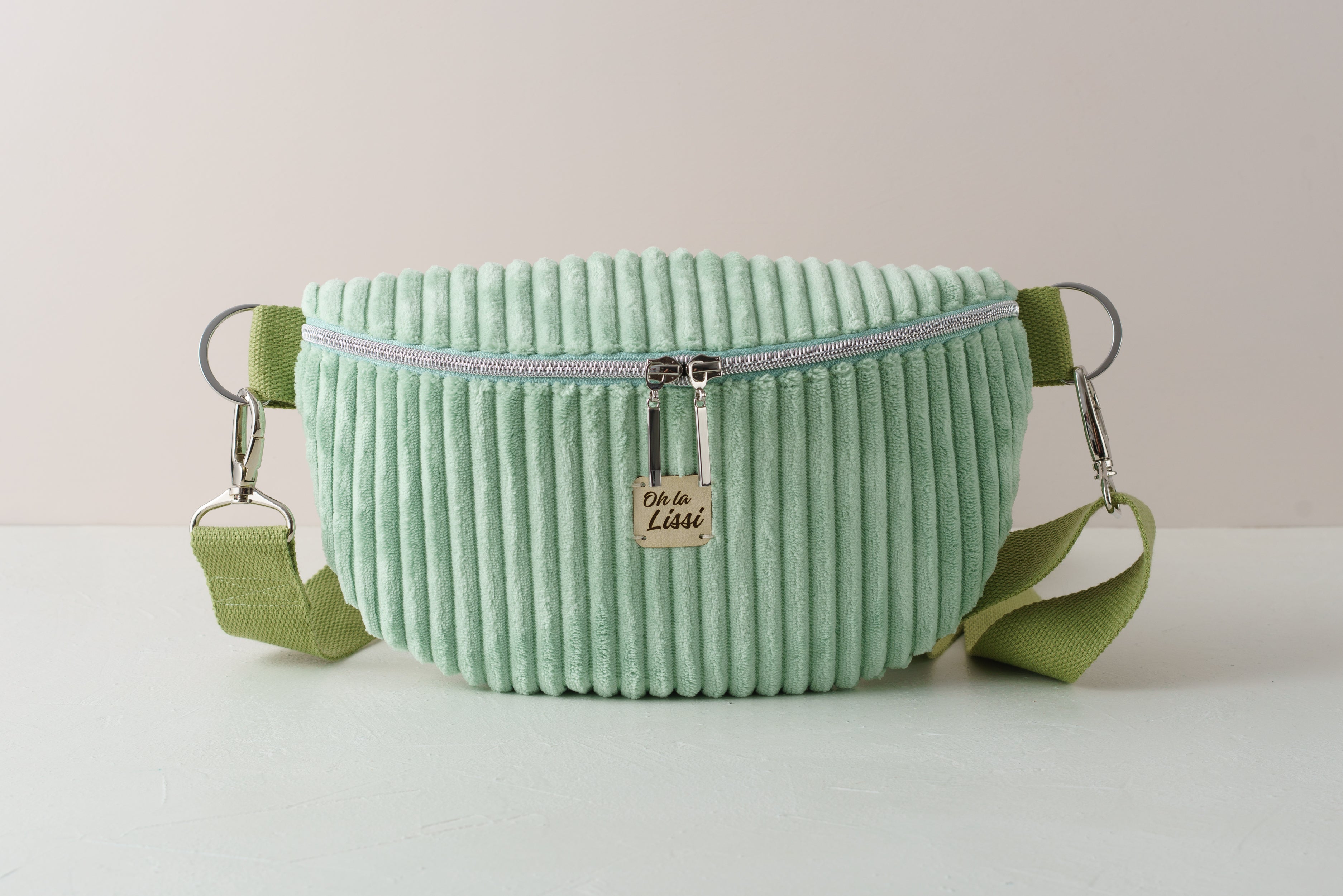 Hellgrüne Bauchtasche aus Cord handgenäht