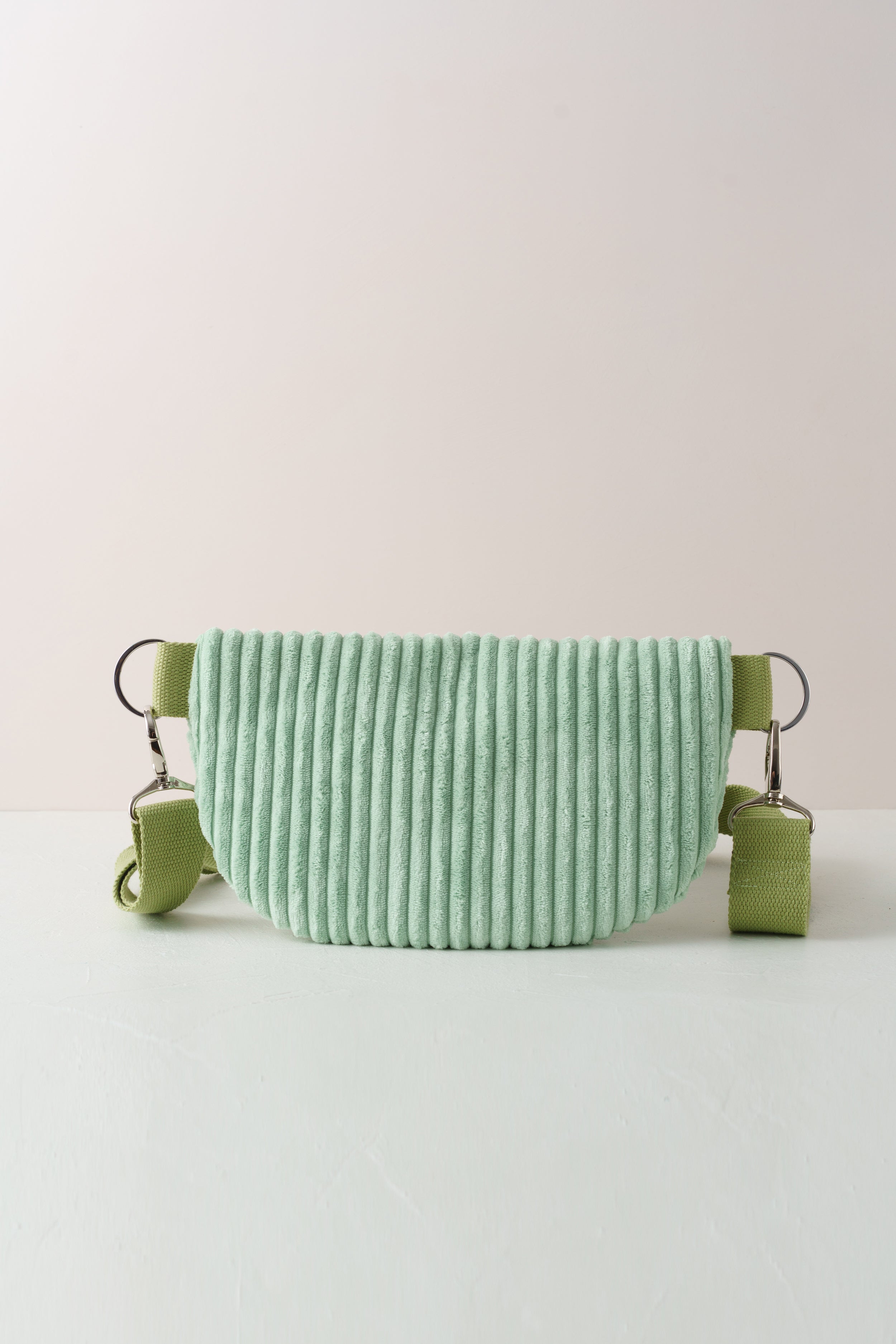 Hellgrüne Bauchtasche aus Cord handgenäht