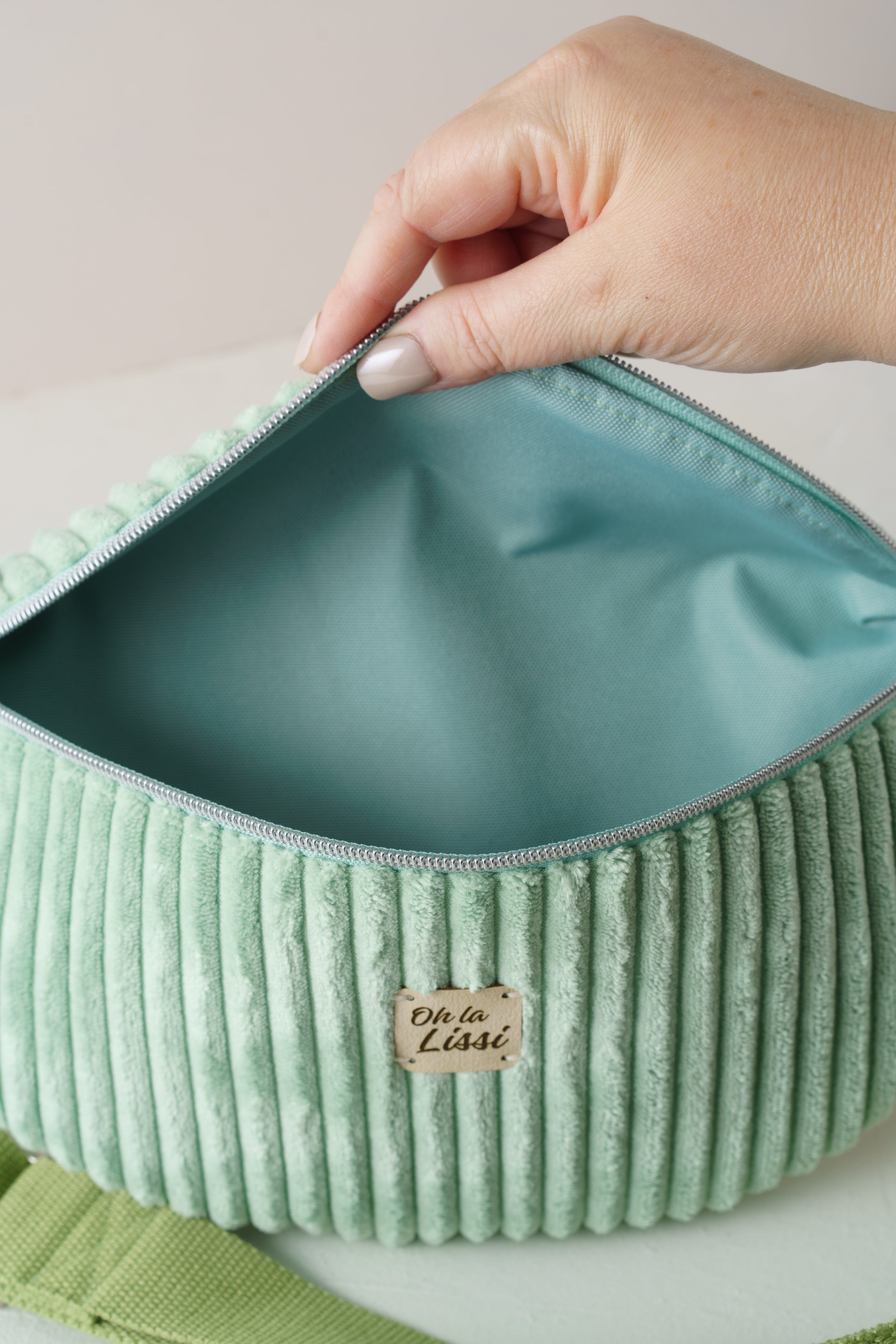 Hellgrüne Bauchtasche aus Cord handgenäht