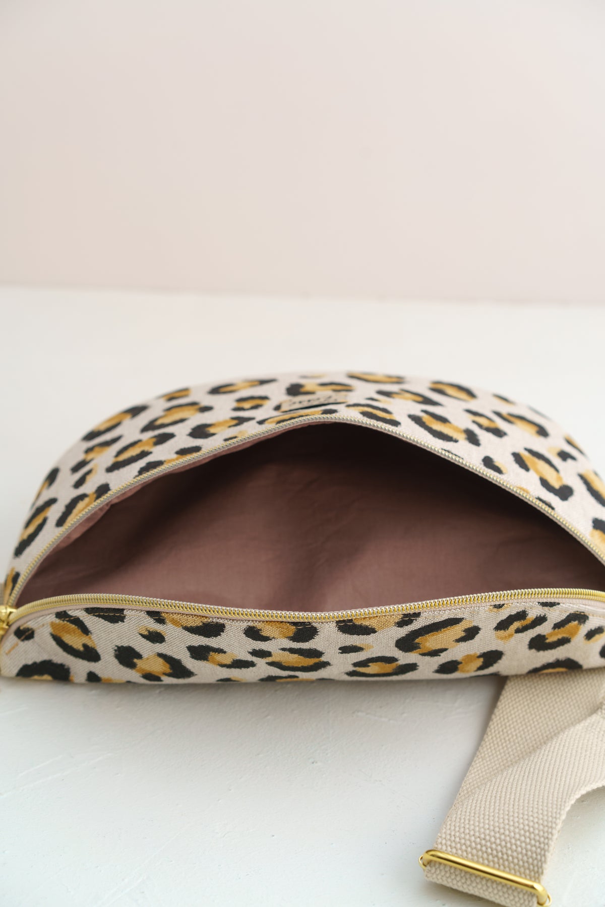 Bauchtasche Leopardenmuster Gold – Crossbody Bag aus Canvas - Oh la Lissi
