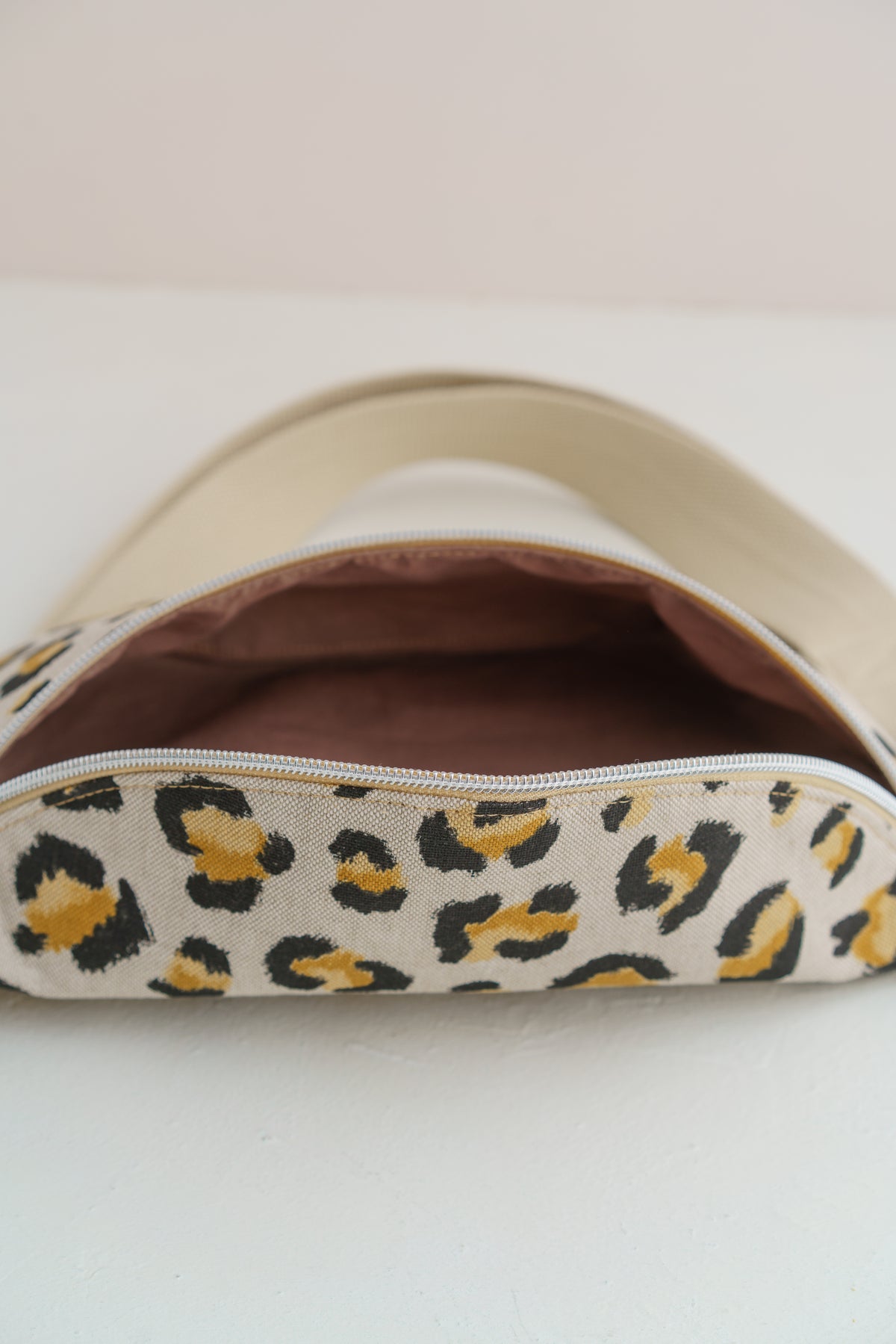Bauchtasche "Leo" Beige – Crossbody Bag aus Canvas - Oh la Lissi