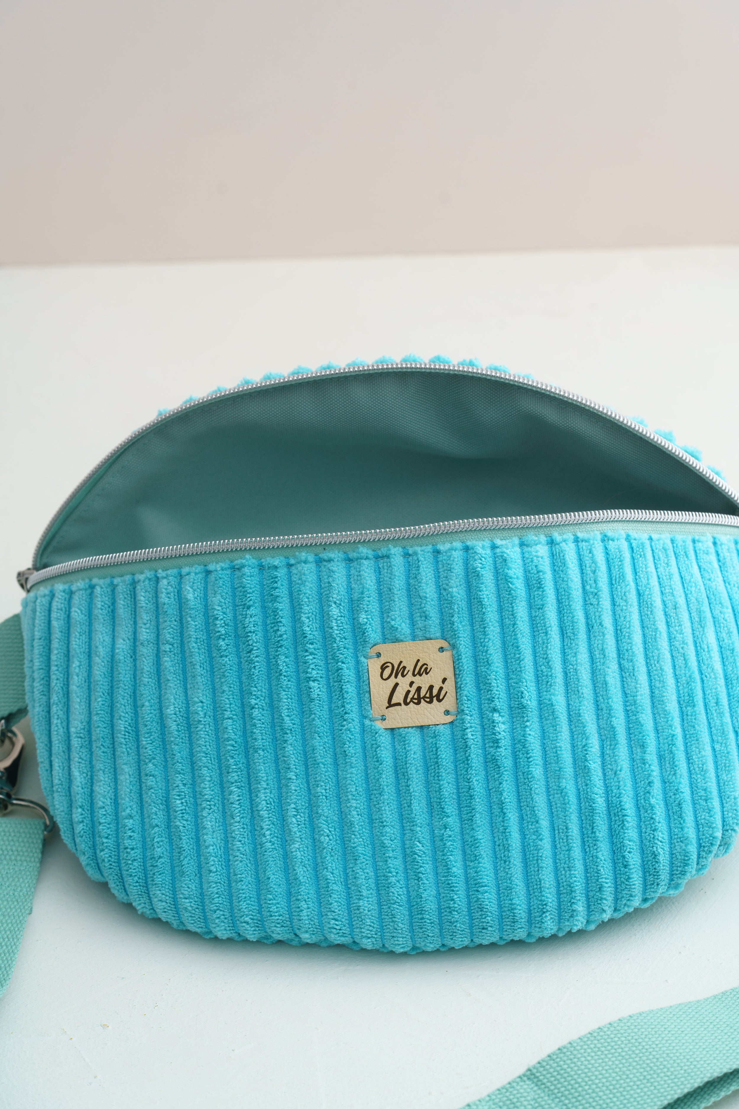 Handgemachte Bauchtasche aus türkisfarbenem Cord