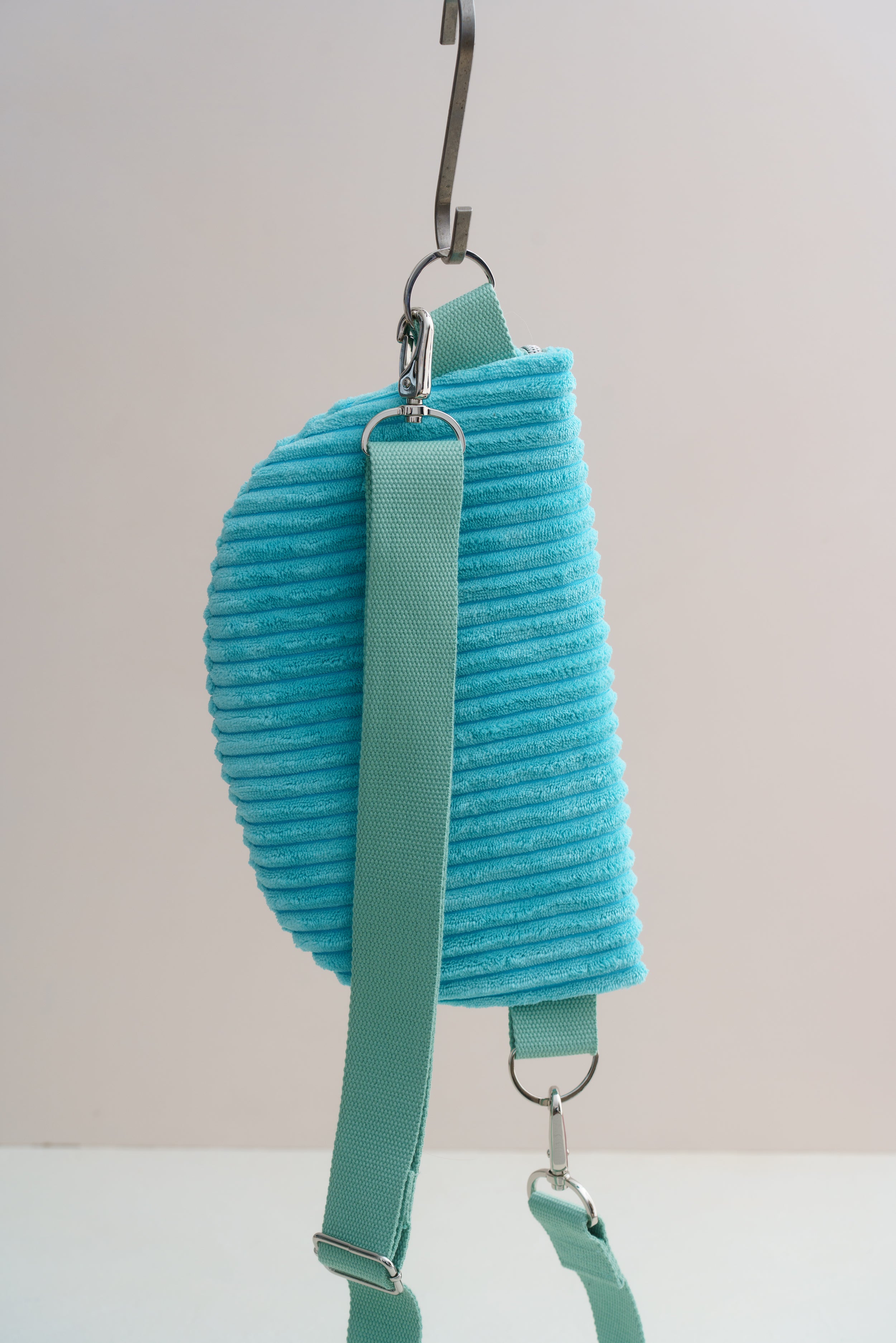 Handgemachte Bauchtasche aus türkisfarbenem Cord