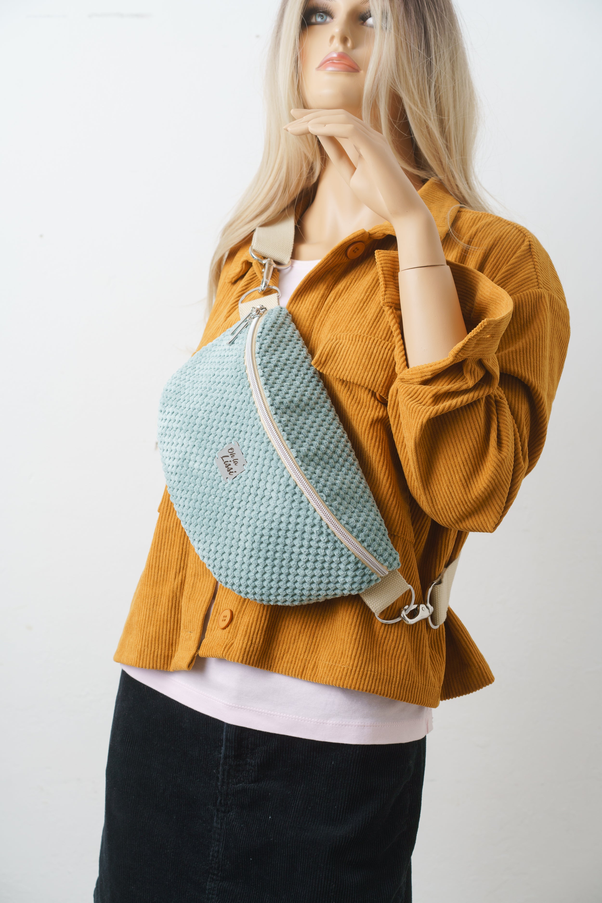 Bauchtasche aus wasserabweisendem Waffelcord altgrün handgenäht
