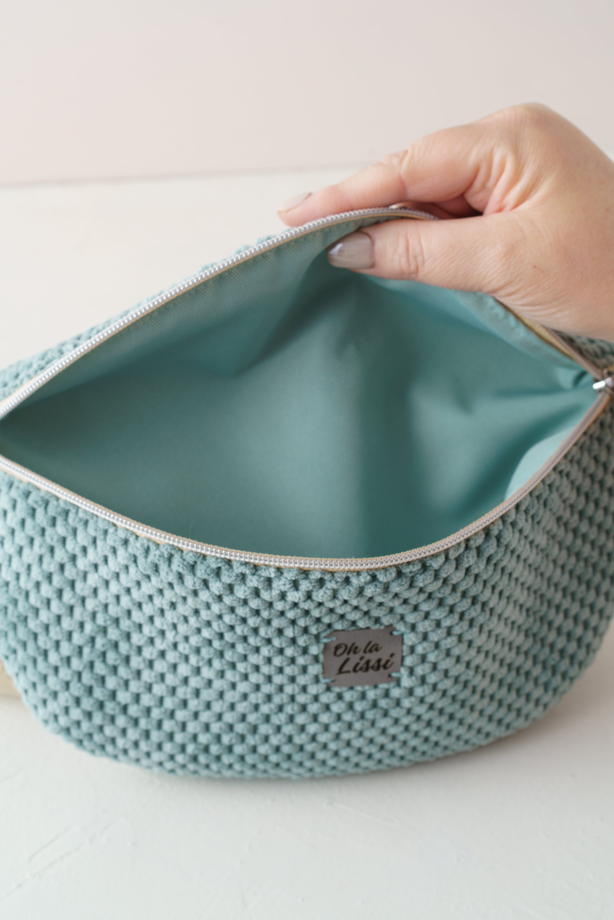 Bauchtasche aus wasserabweisendem Waffelcord altgrün handgenäht
