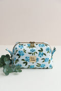 Kosmetiktasche Blüten Blau wasserabweisend | Kleine Boxy Bag
