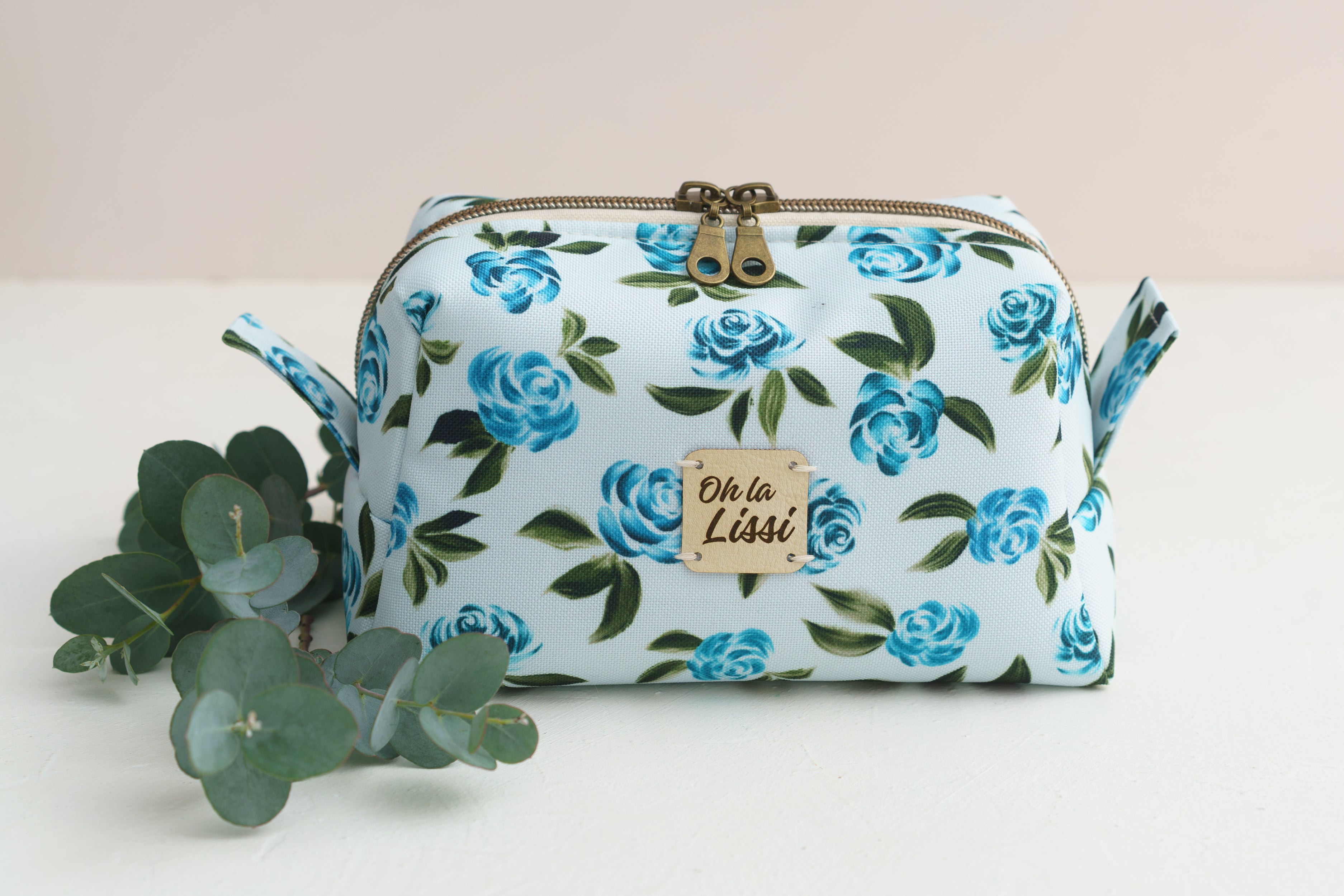 Kosmetiktasche Blüten Blau wasserabweisend | Kleine Boxy Bag