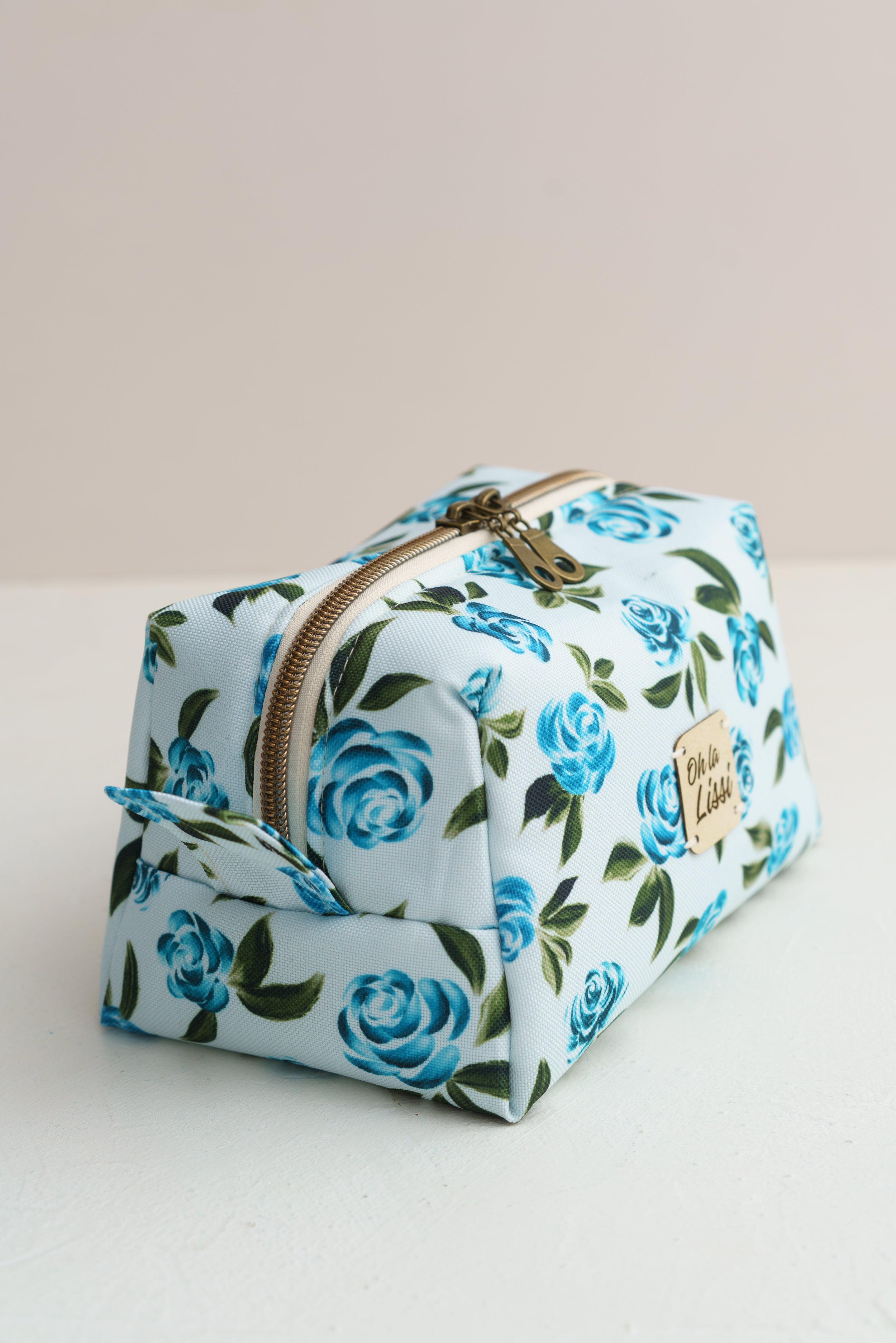 Kosmetiktasche Blüten Blau wasserabweisend | Kleine Boxy Bag