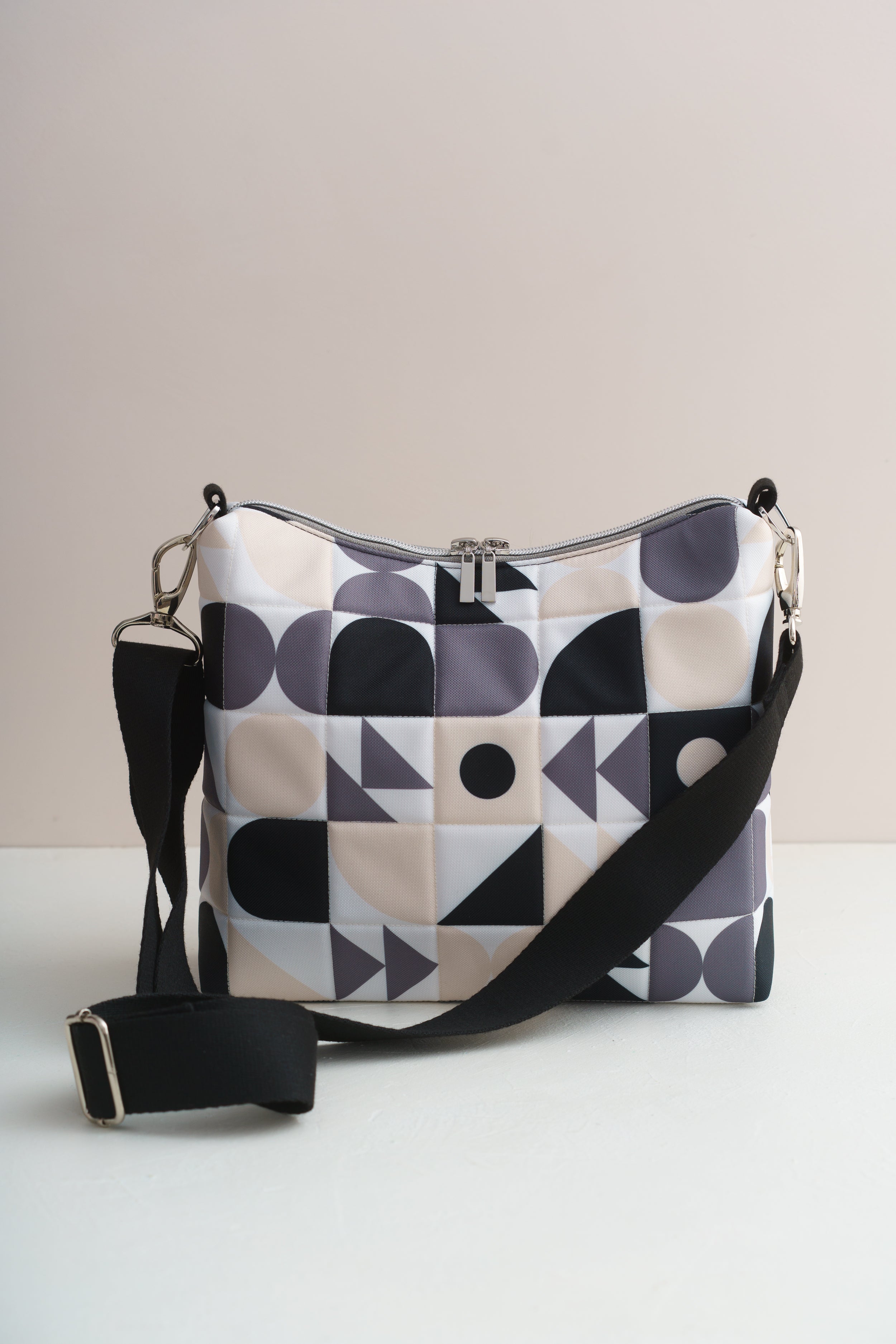Umhängetasche Bauhaus in Schwarz, Grau und Beige