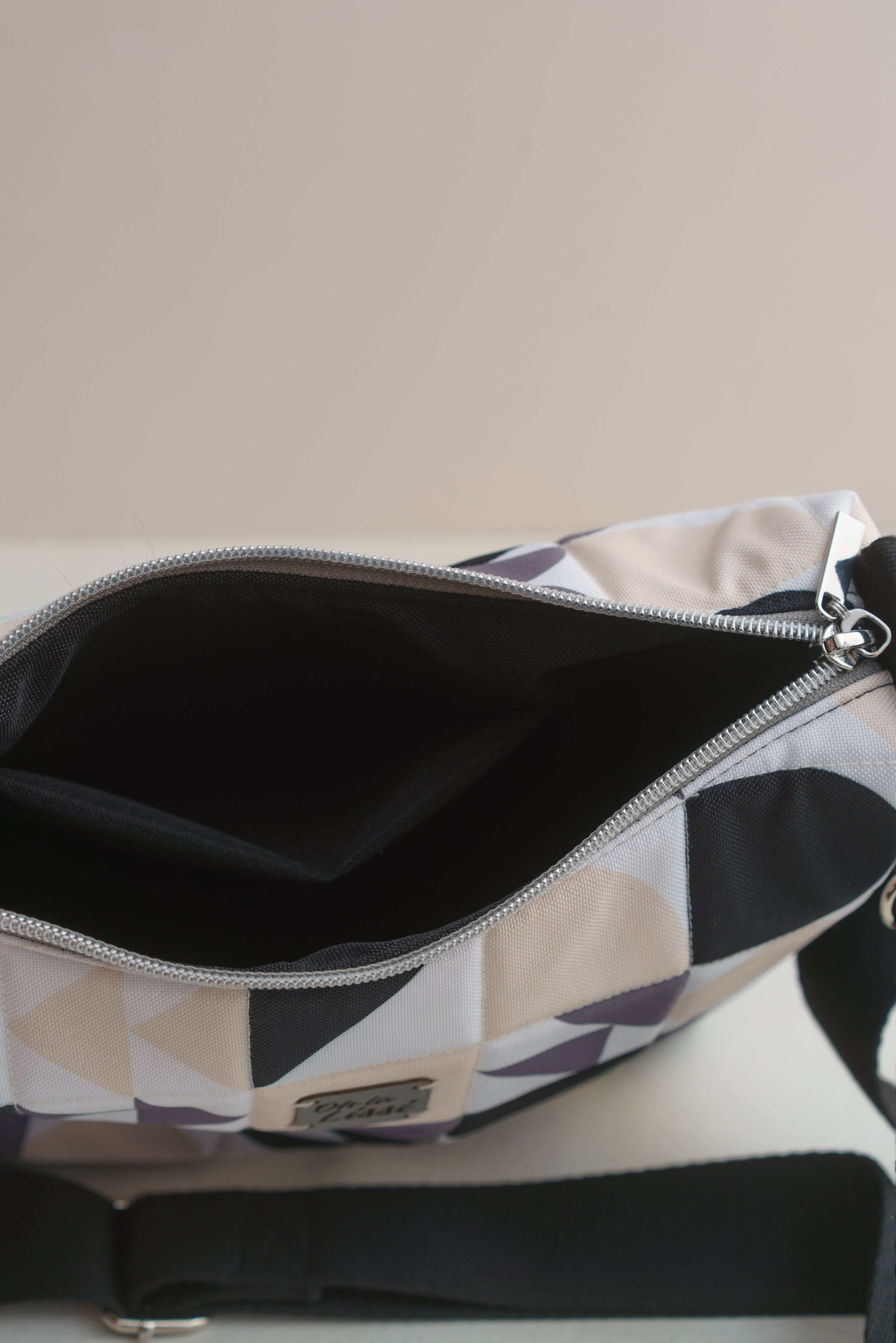 Umhängetasche Bauhaus in Schwarz, Grau und Beige