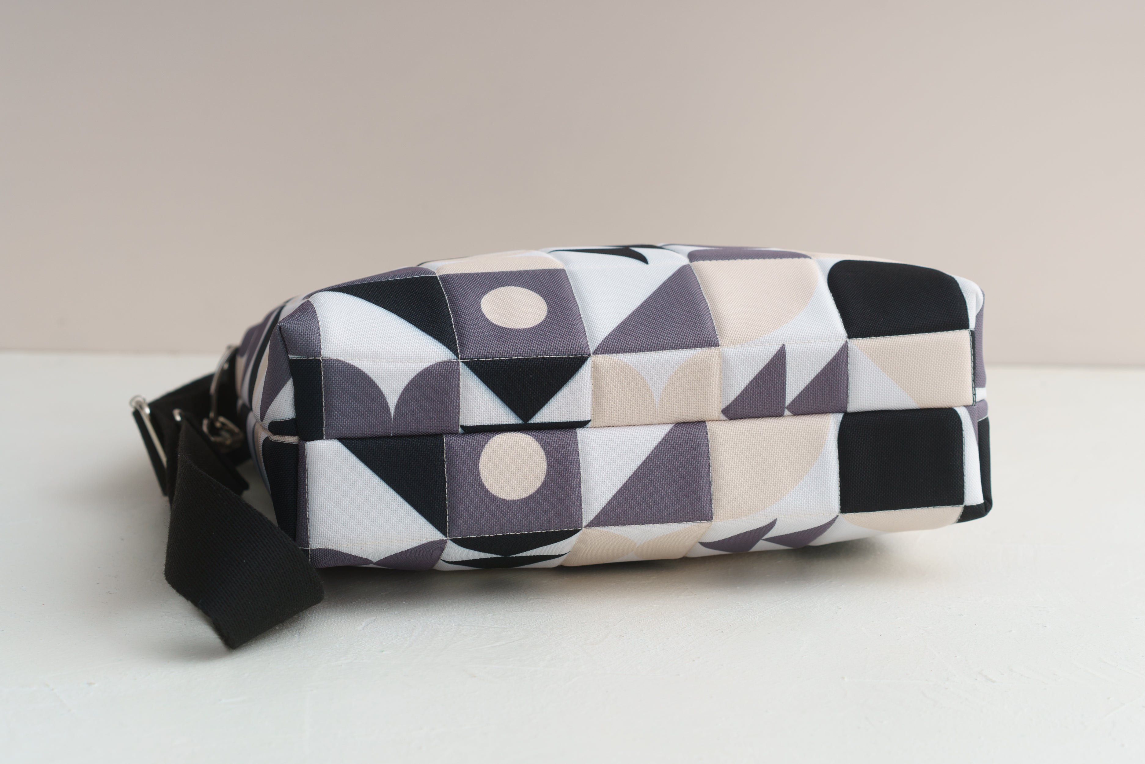 Umhängetasche Bauhaus in Schwarz, Grau und Beige