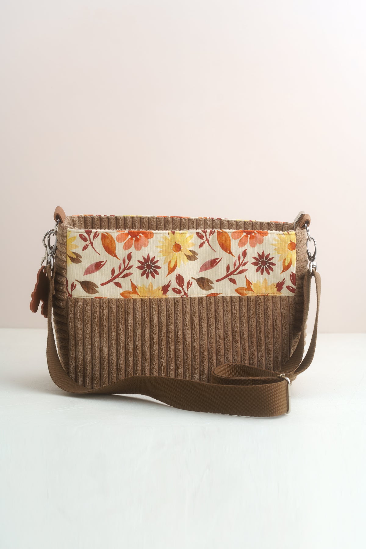 Umhängetasche "Aquarellblumen" Braun – Crossbody Bag aus Cord und Canvas - Oh la Lissi