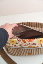 Umhängetasche "Aquarellblumen" Braun – Crossbody Bag aus Cord und Canvas - Oh la Lissi