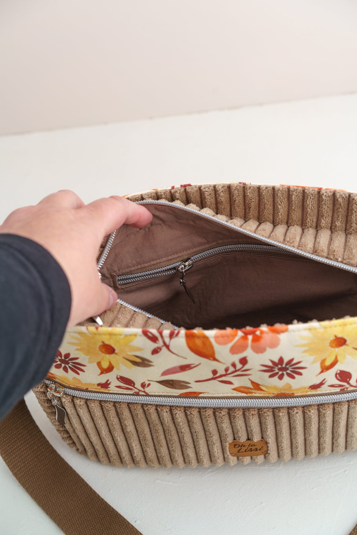 Umhängetasche "Aquarellblumen" Braun – Crossbody Bag aus Cord und Canvas - Oh la Lissi