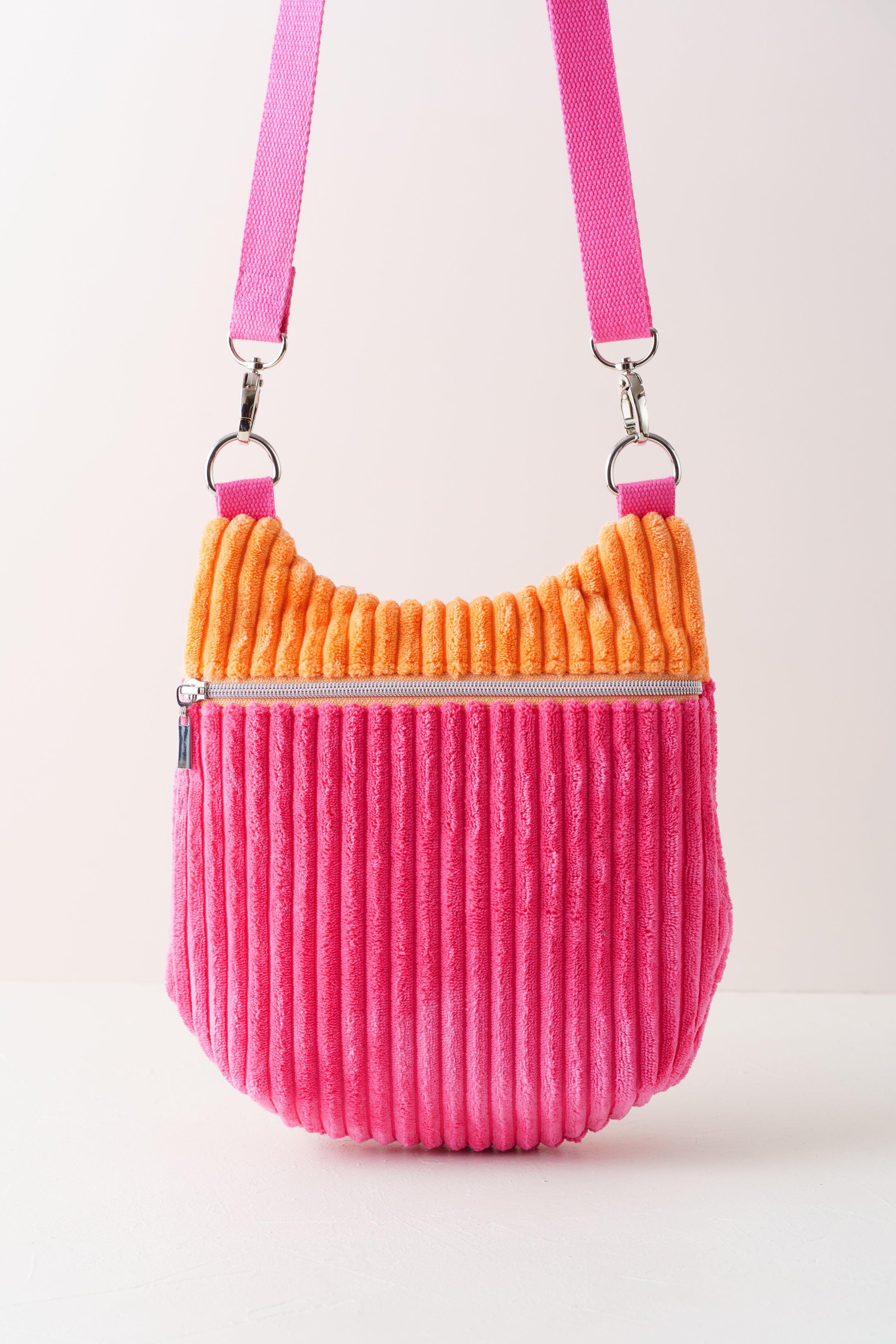 Colourblocking Crossbody Bag aus Cord in Pink und Orange
