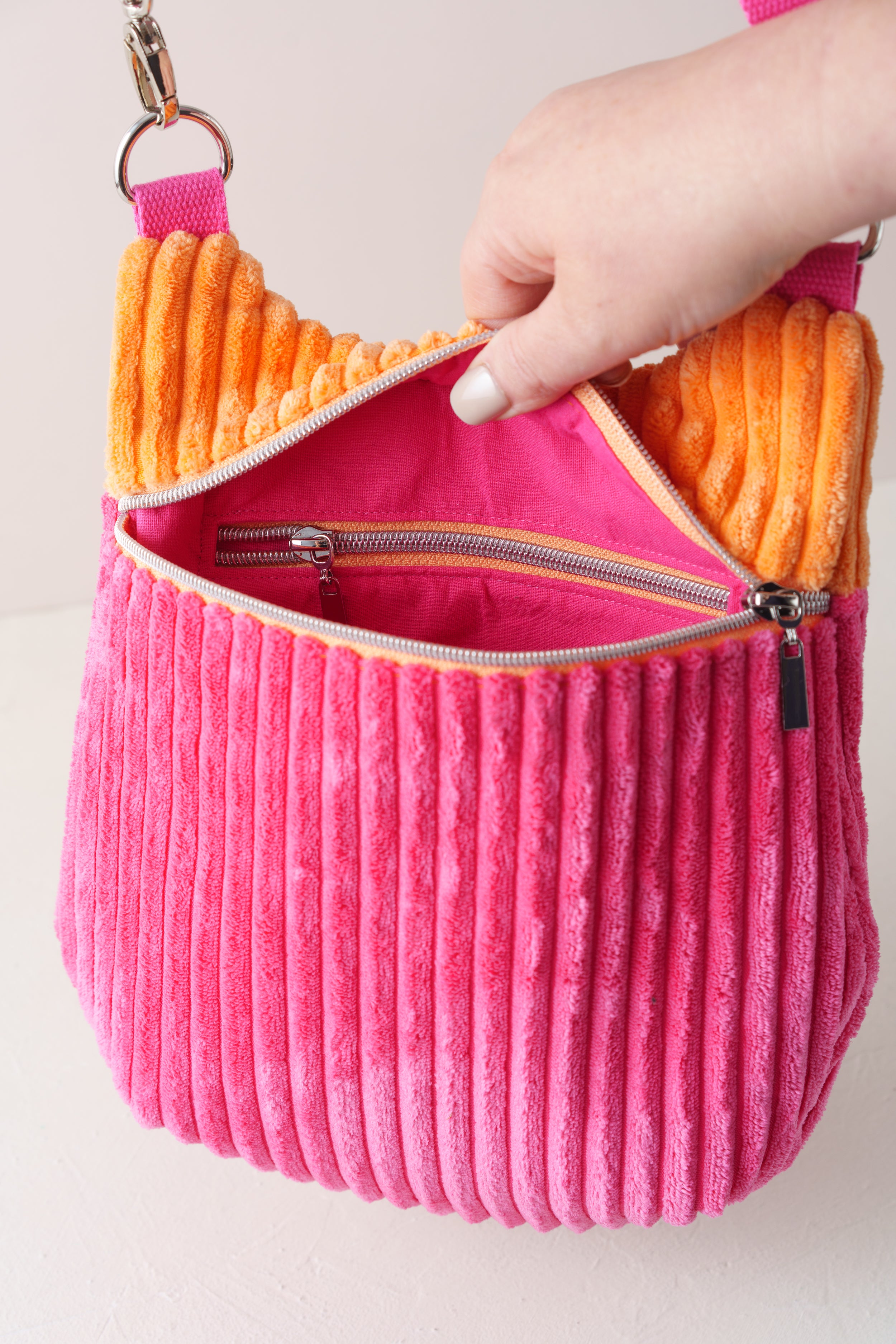 Colourblocking Crossbody Bag aus Cord in Pink und Orange