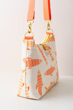 Hobo Bag mit orangefarbenem Fischmuster und abnehmbarem Crossbody Gurt
