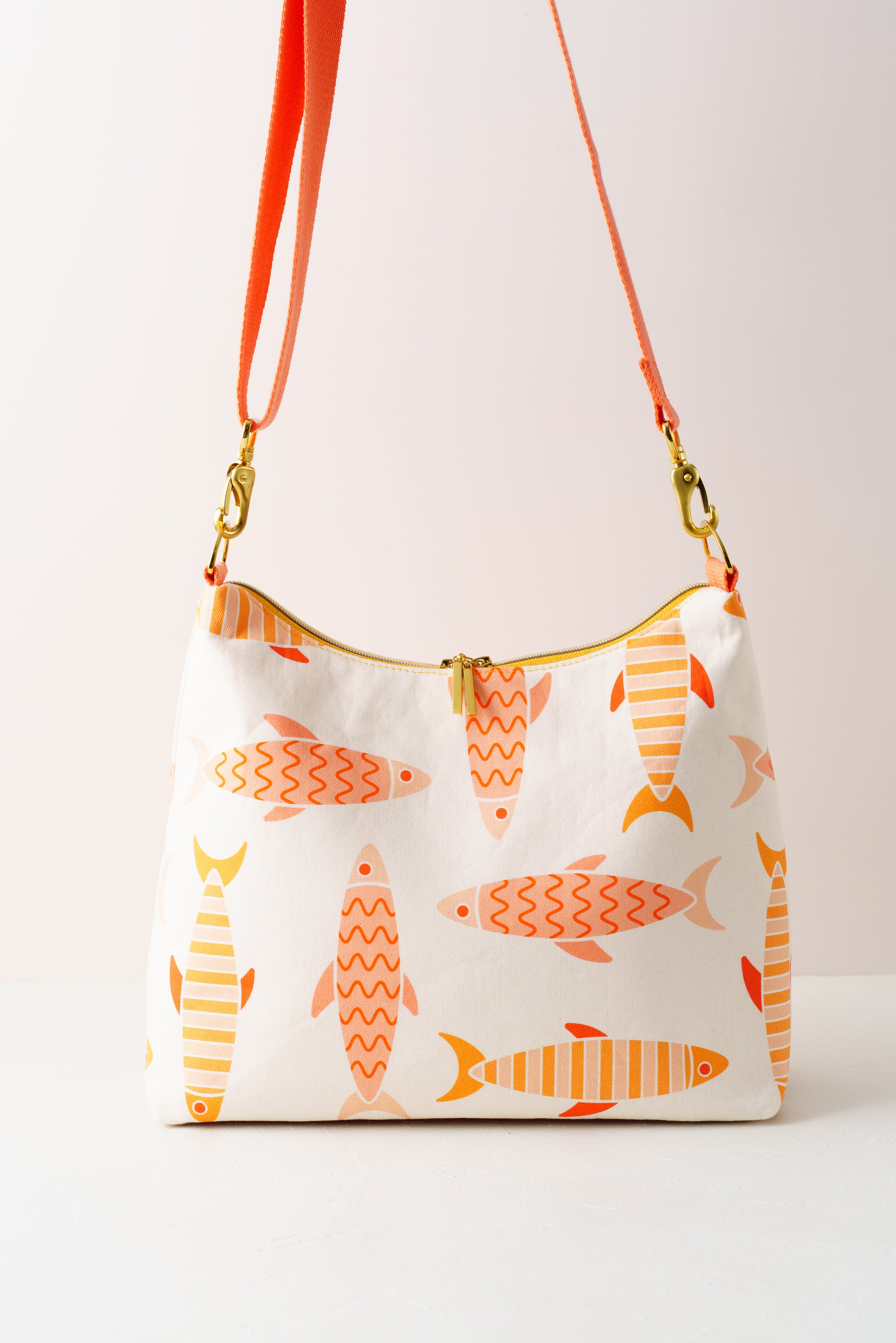 Hobo Bag mit orangefarbenem Fischmuster und abnehmbarem Crossbody Gurt