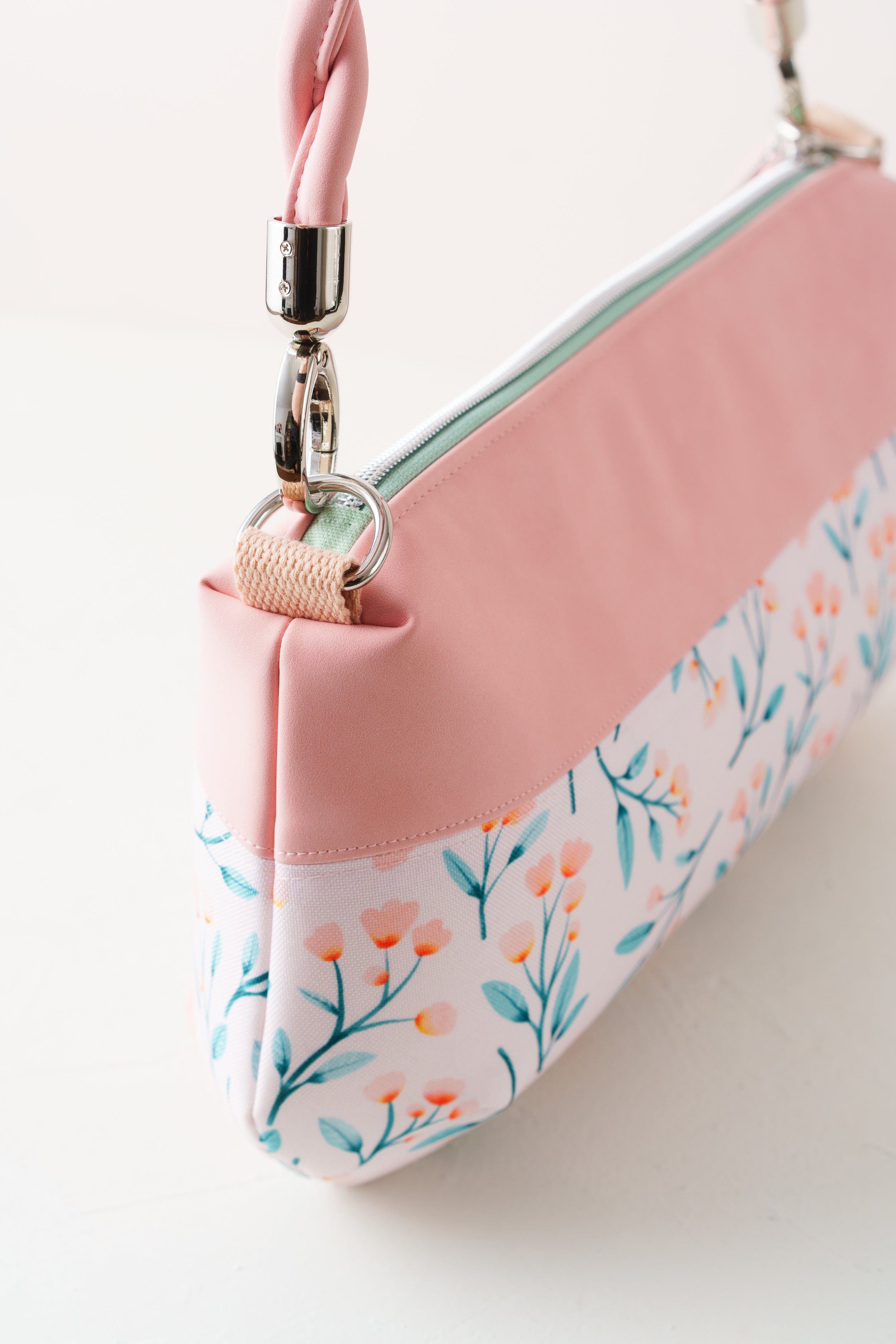 Crossbody Bag, Schultertasche und Handtasche in Rosé mit Blütenmuster