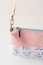 Crossbody Bag, Schultertasche und Handtasche in Rosé mit Blütenmuster
