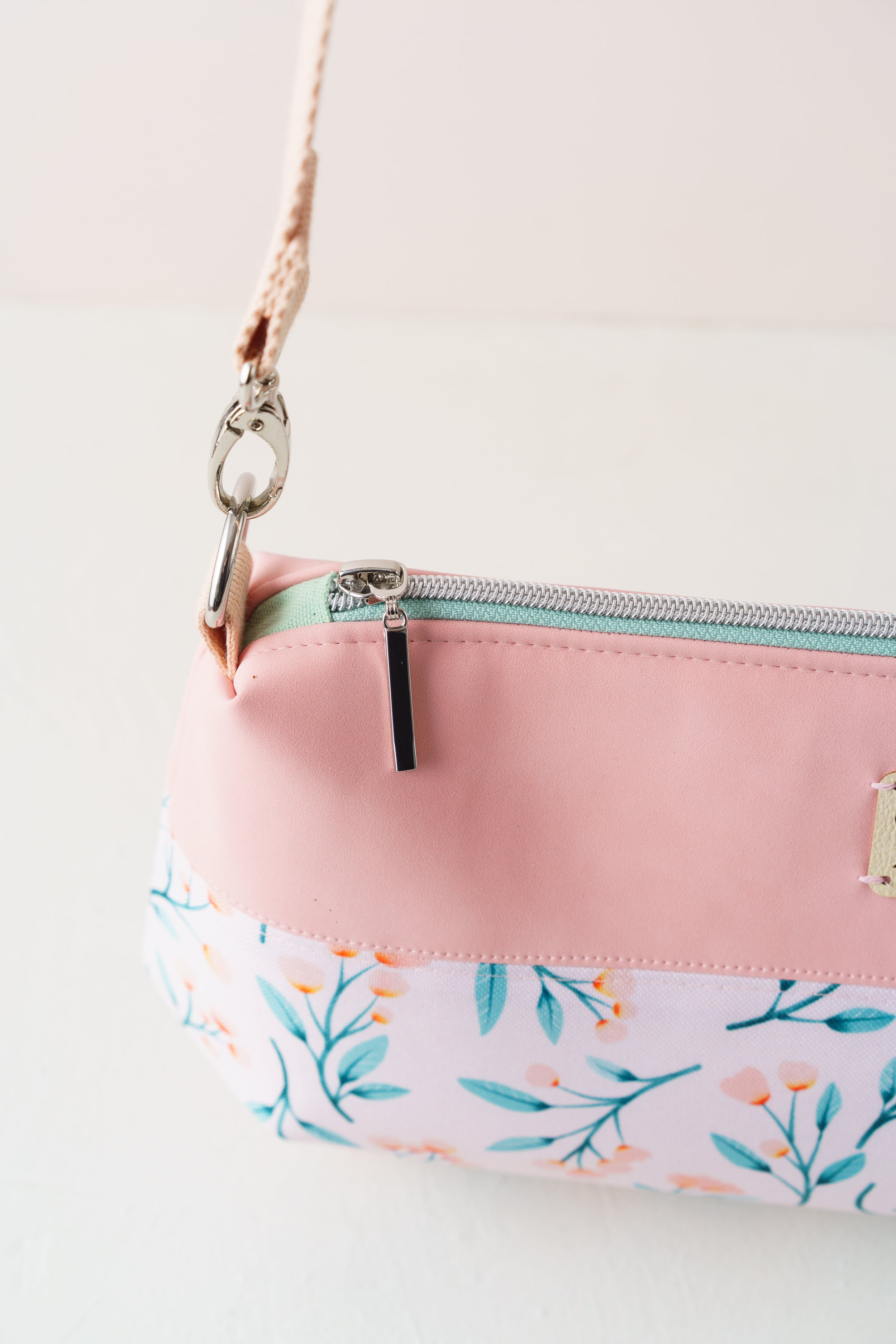 Crossbody Bag, Schultertasche und Handtasche in Rosé mit Blütenmuster