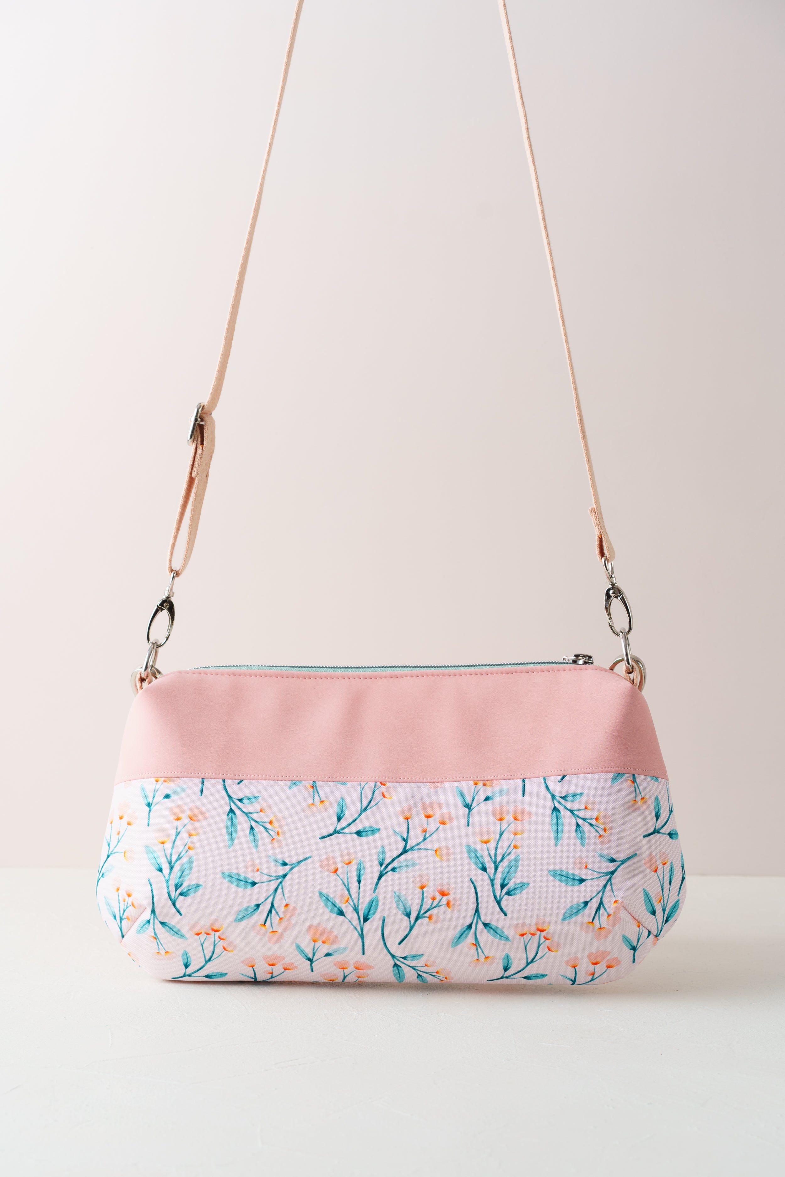 Crossbody Bag, Schultertasche und Handtasche in Rosé mit Blütenmuster
