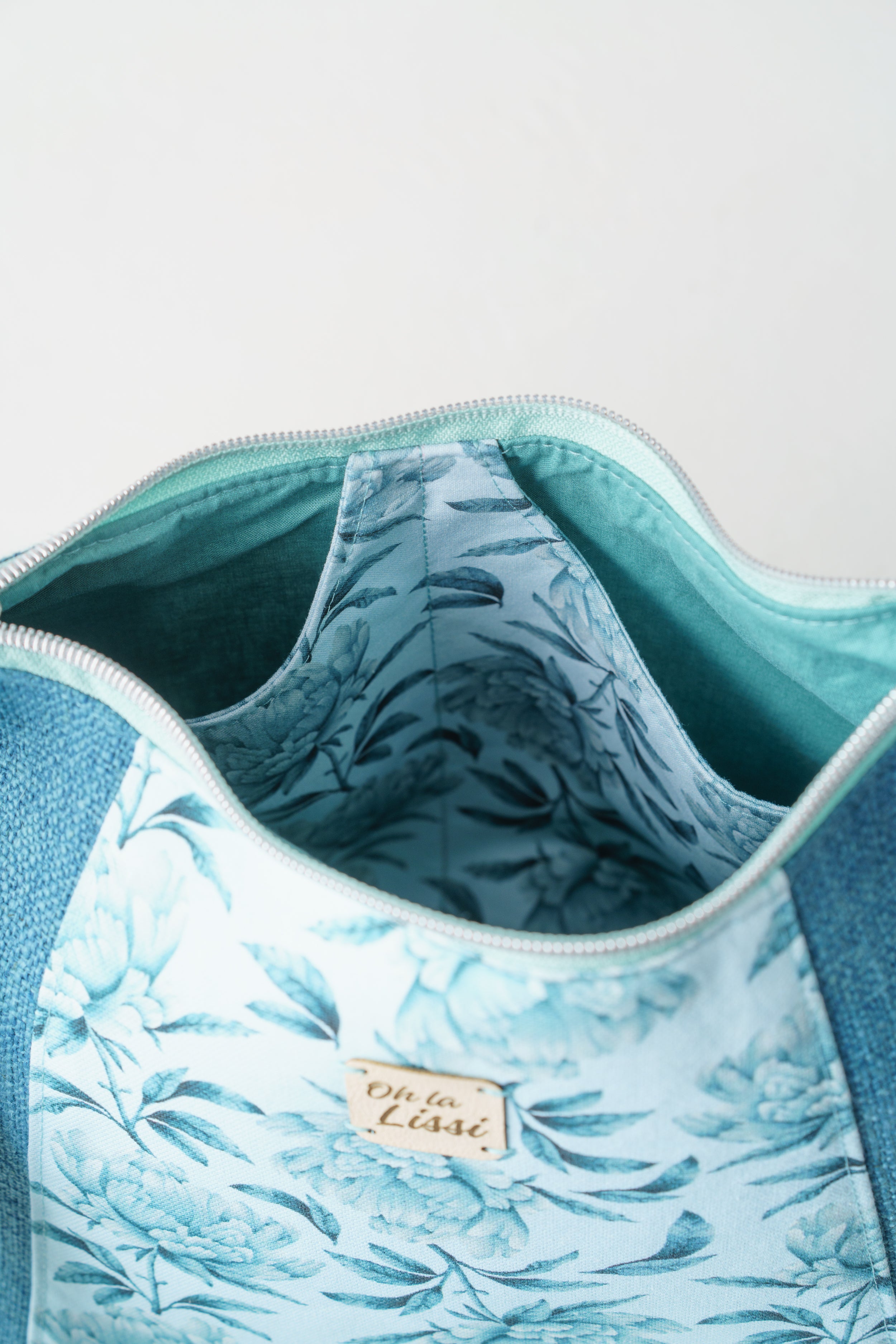 Crossbody Bag mit Pfingstrosenmuster in Blau und Petrol