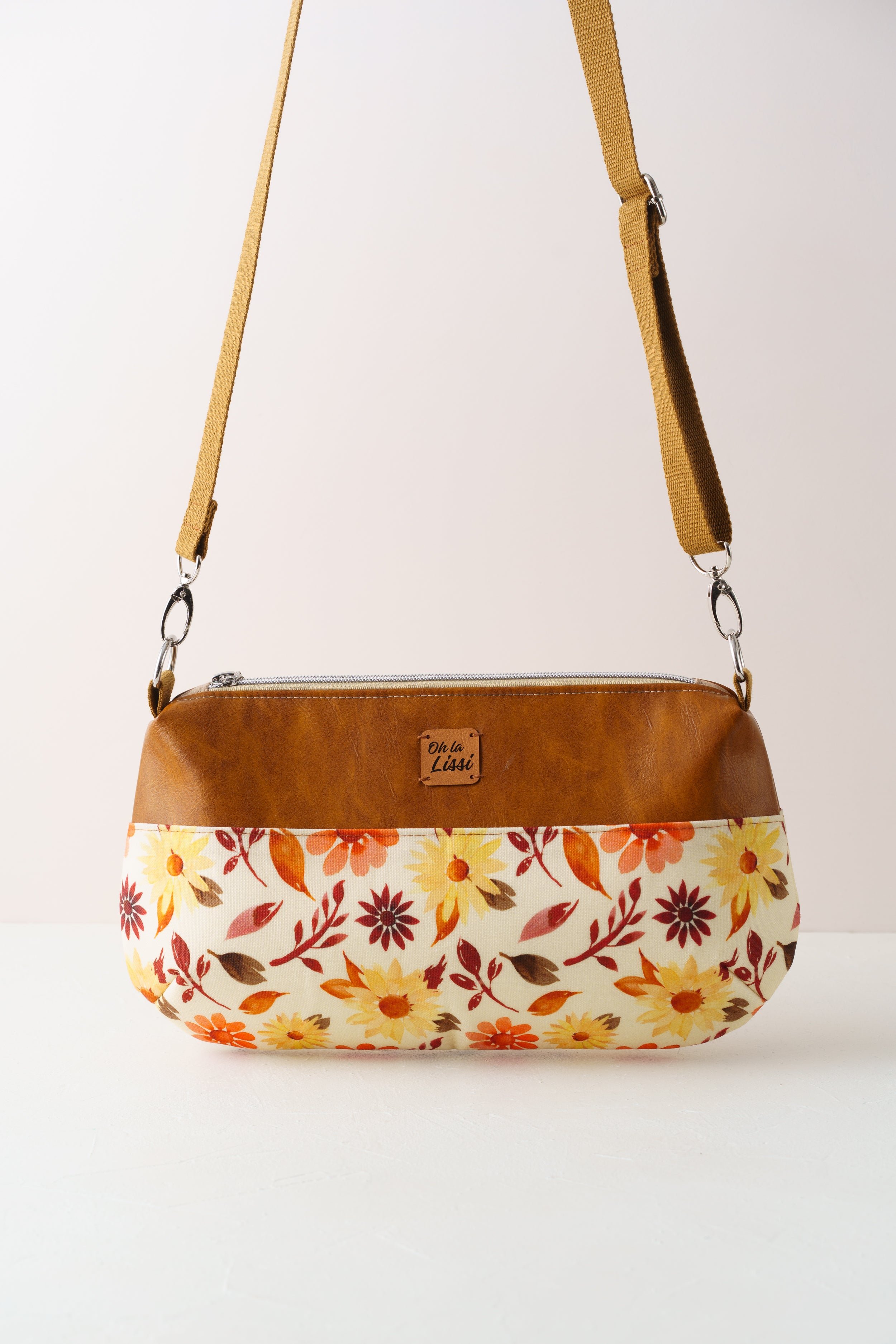Crossbody Bag und Schultertasche mit Blumenmuster in Braun